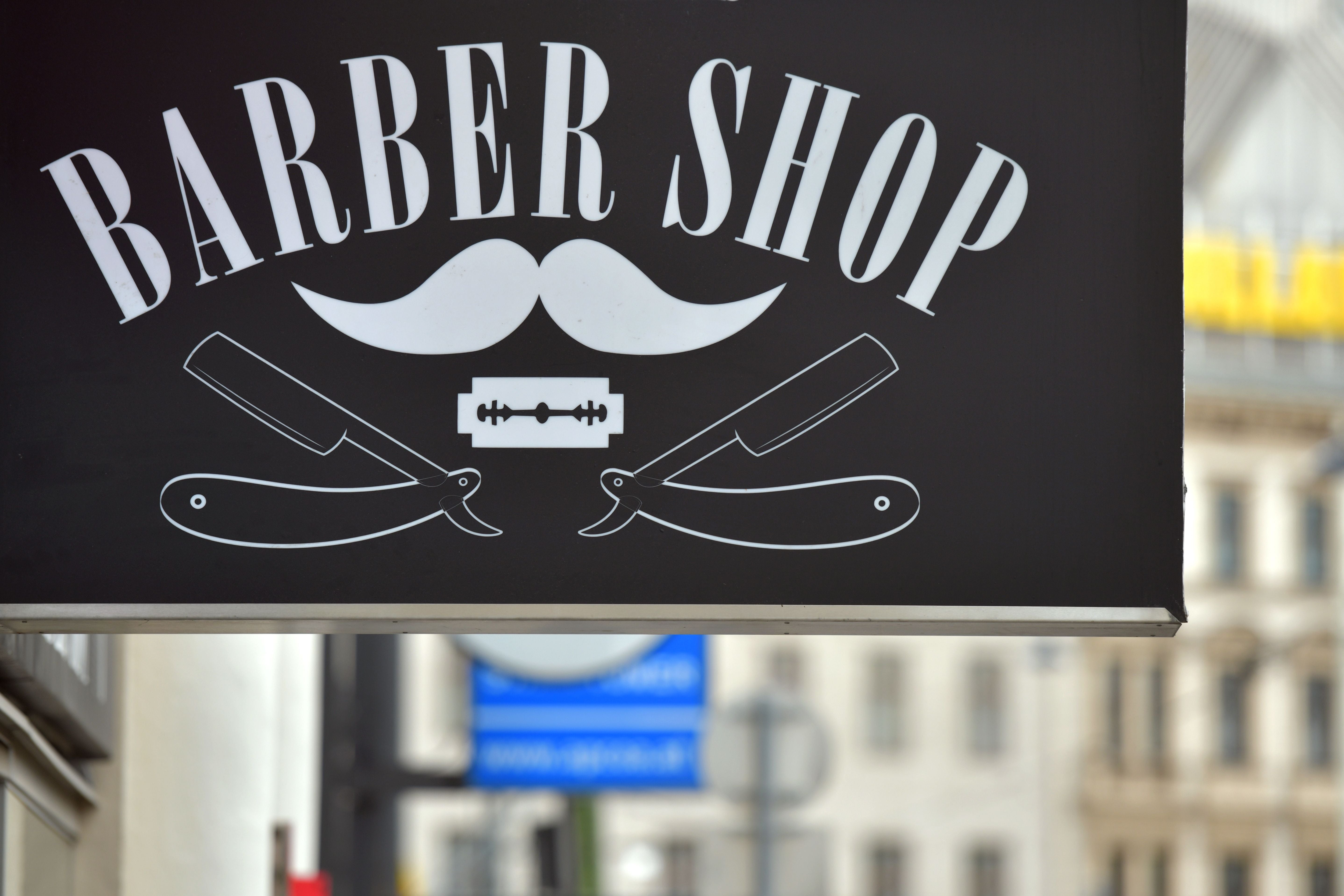 Schwarz-weißes Barbershop-Schild mit Rasiermessern, Rasierklinge und Schnurrbart.