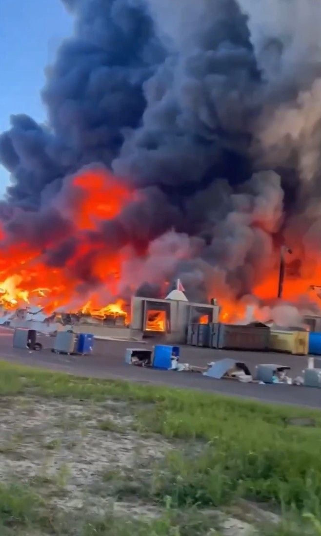 Großes Feuer mit dichten Rauchwolken bei einem Amazon-Lager in Russland.