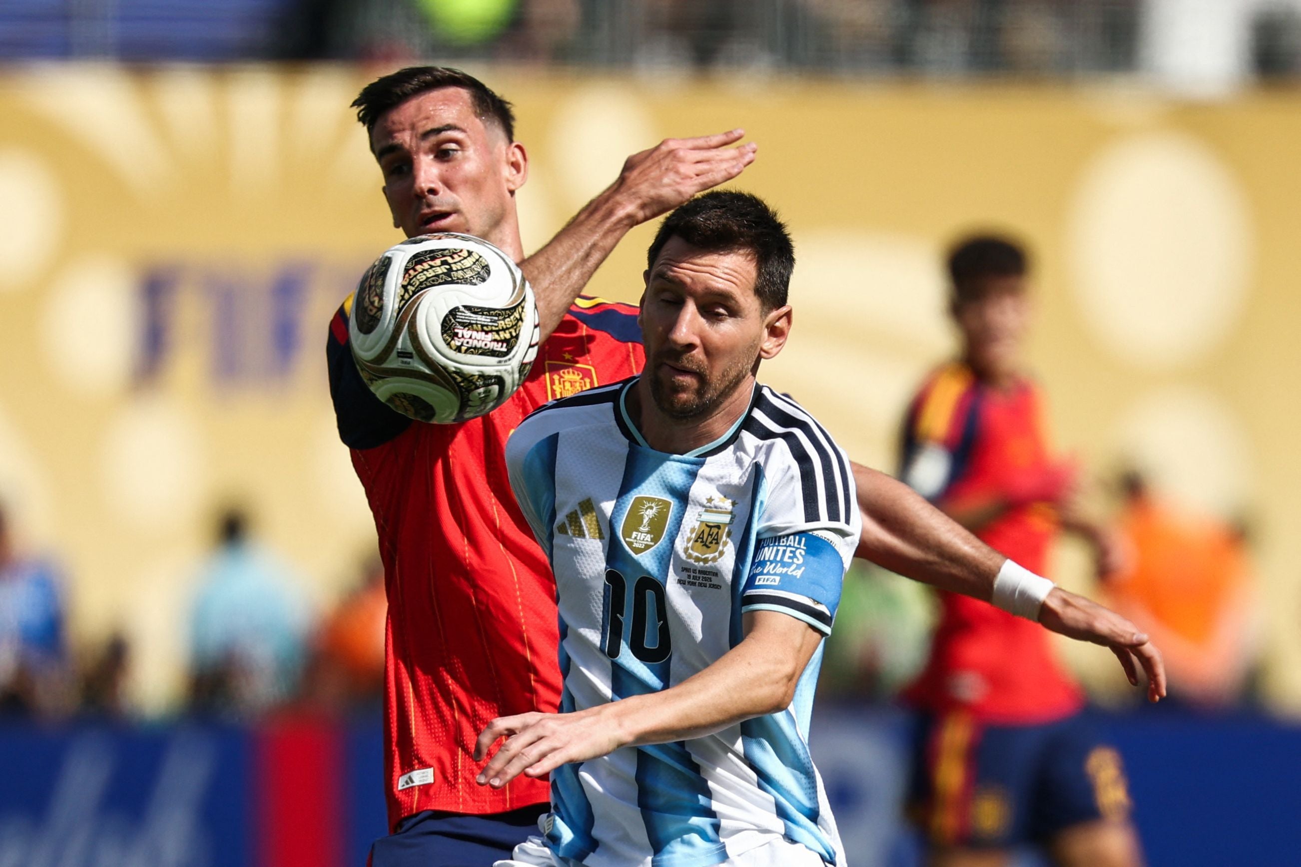 Lionel Messi und Fabian Ruiz kämpfen bei einem Fußballspiel um den Ball.