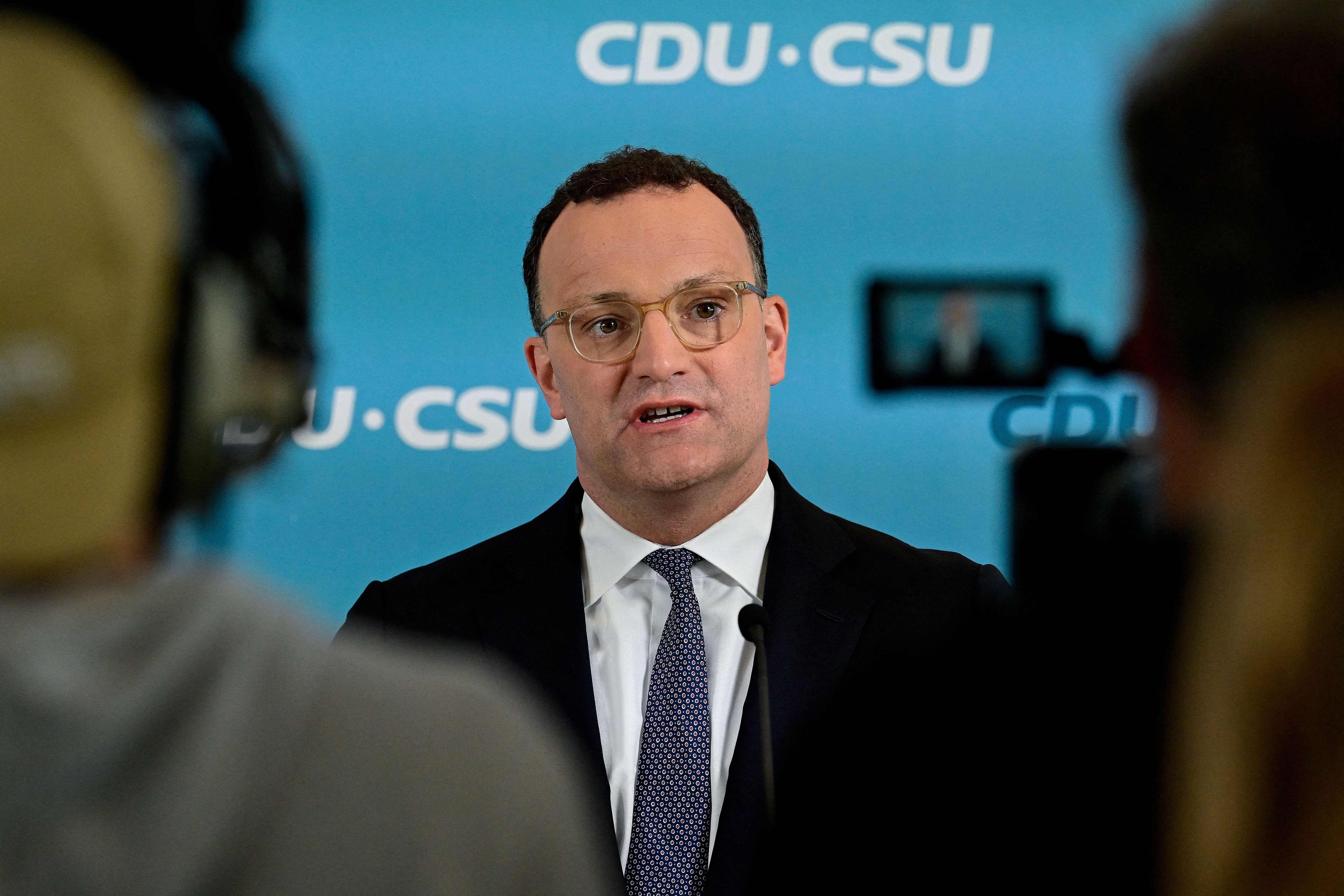 Ein Mann spricht auf einer Pressekonferenz vor einem CDU/CSU-Hintergrund in Mikrofone.