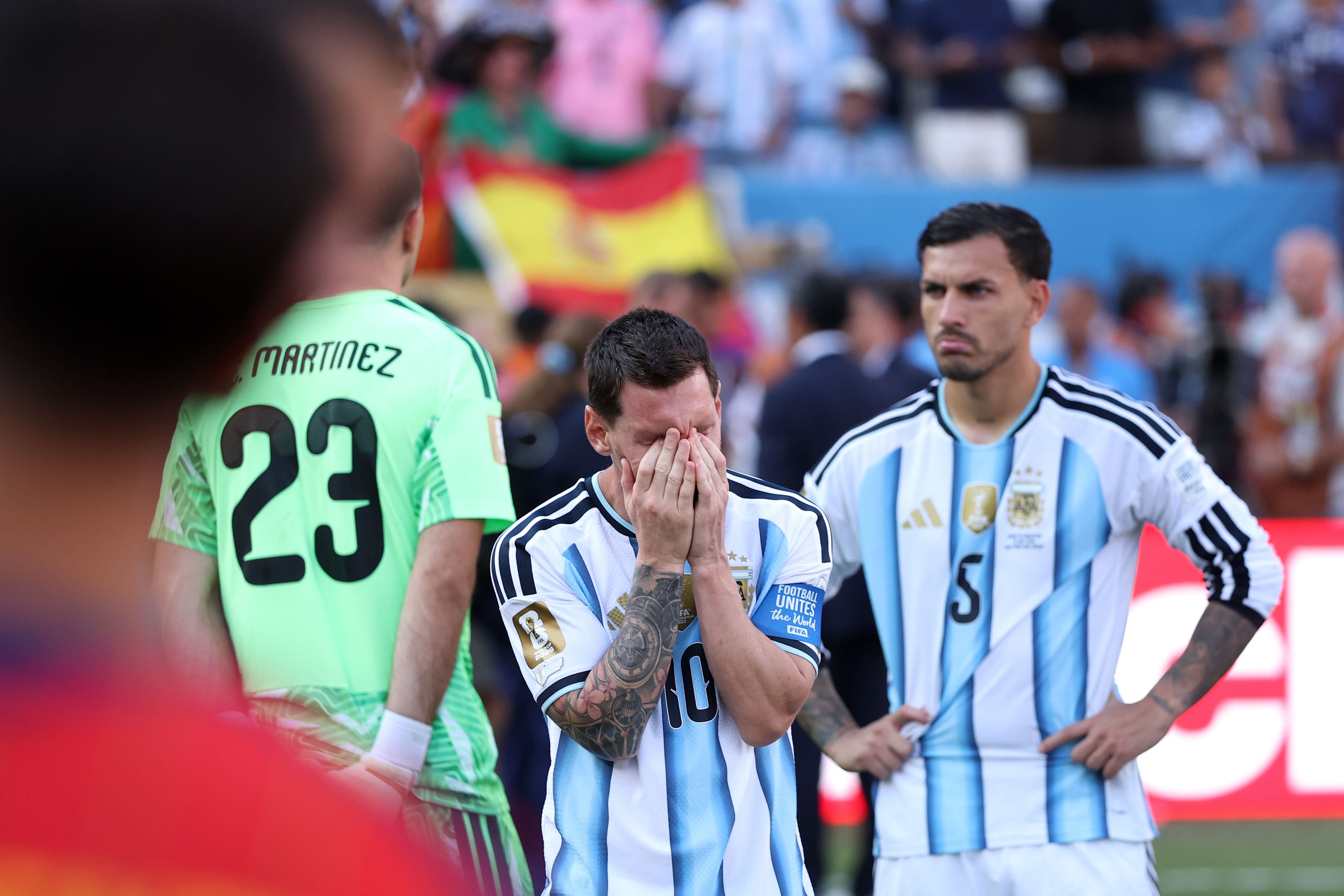 Ein argentinischer Fußballspieler hält sich enttäuscht das Gesicht nach einer Niederlage.