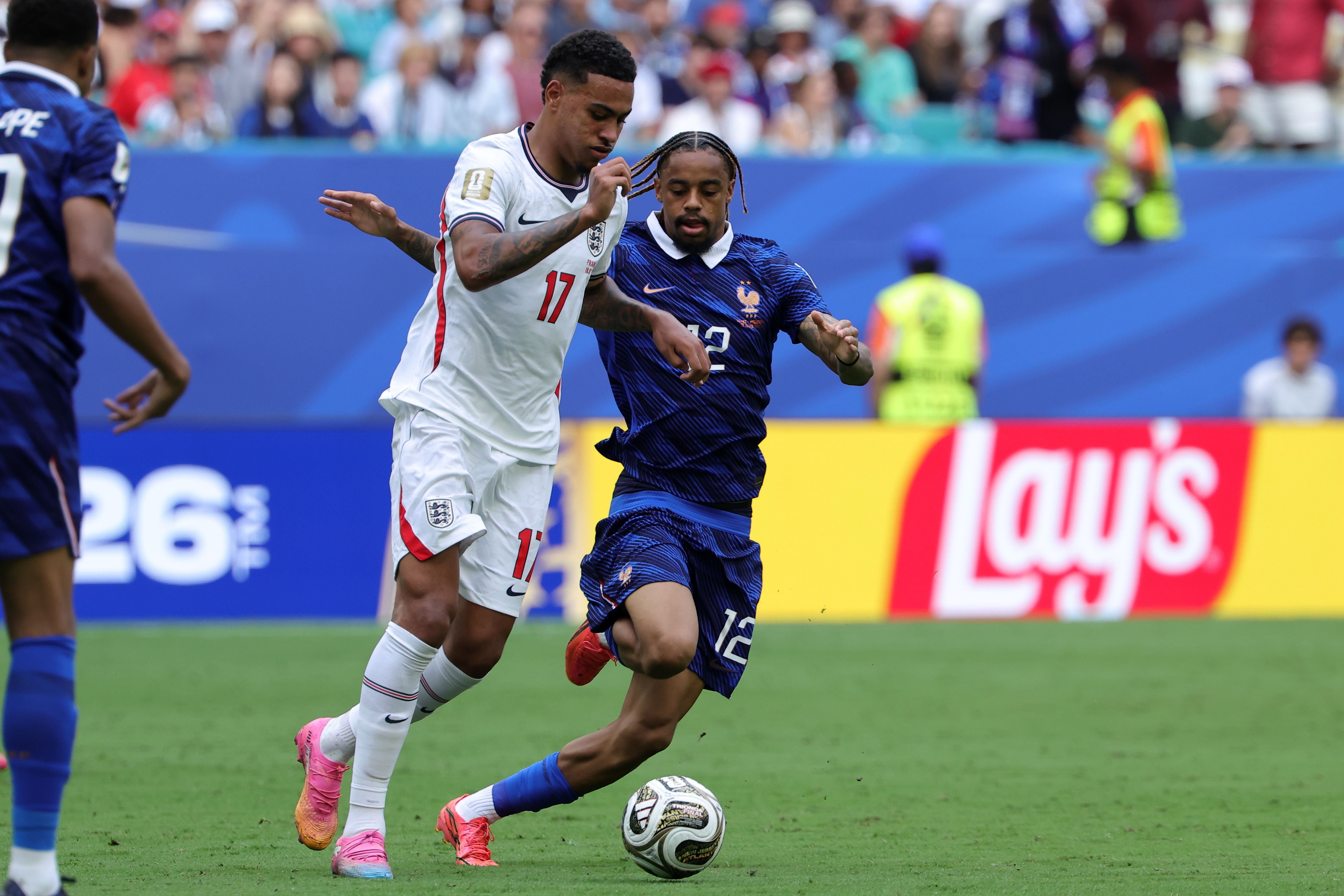 Zwei Fußballspieler kämpfen beim WM-Spiel England gegen Frankreich um den Ball.