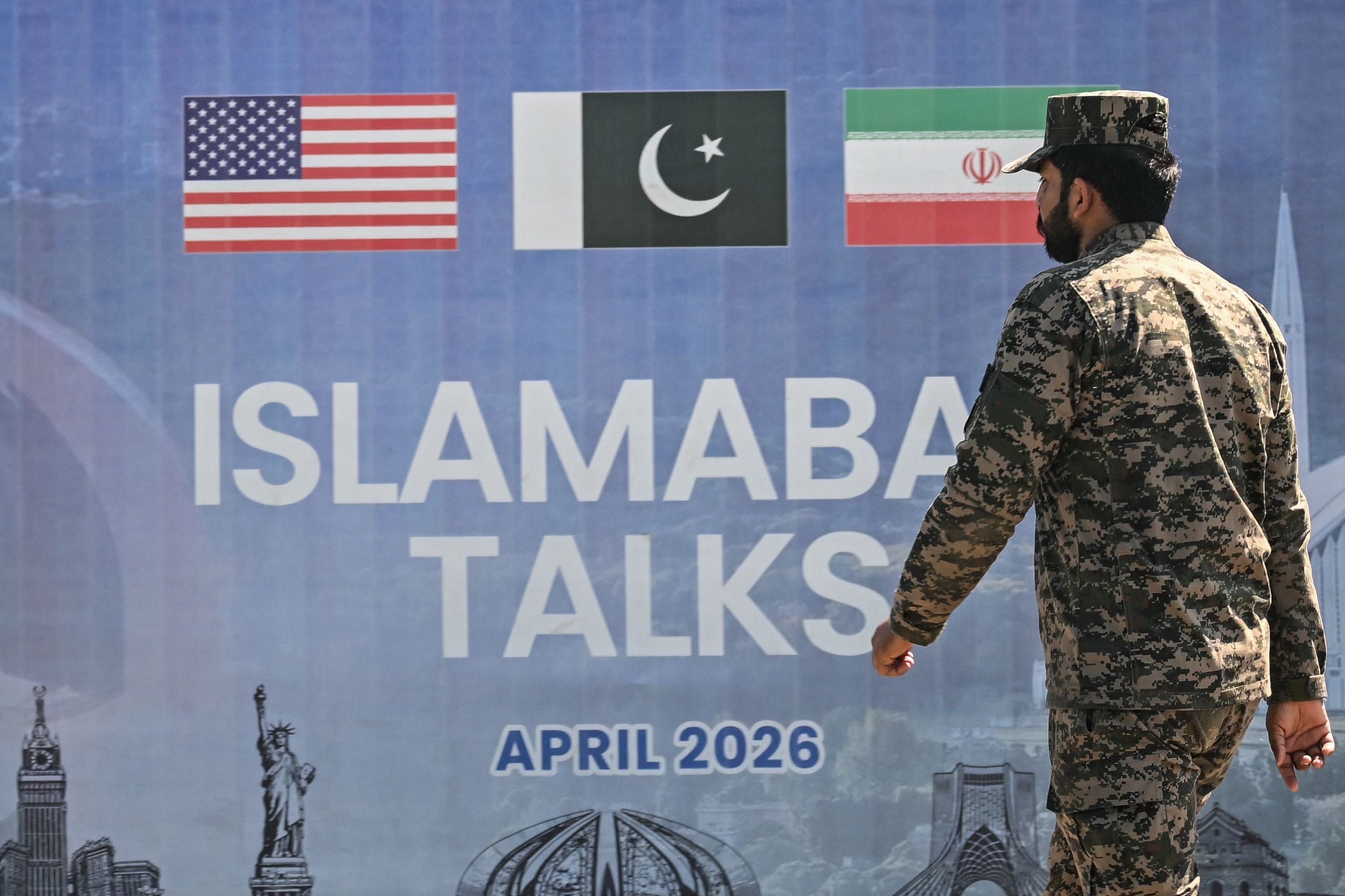 Ein Soldat geht an einem Plakat zu den Islamabad-Gesprächen zwischen USA, Pakistan und Iran vorbei.
