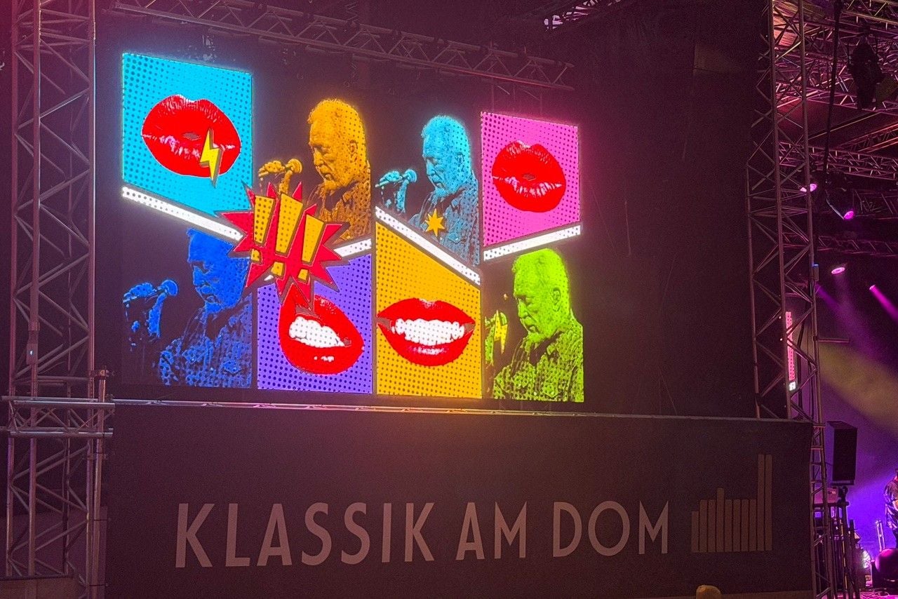 Bunte Pop-Art-Bühnenprojektion mit Tom Jones bei "Klassik am Dom" in Linz.