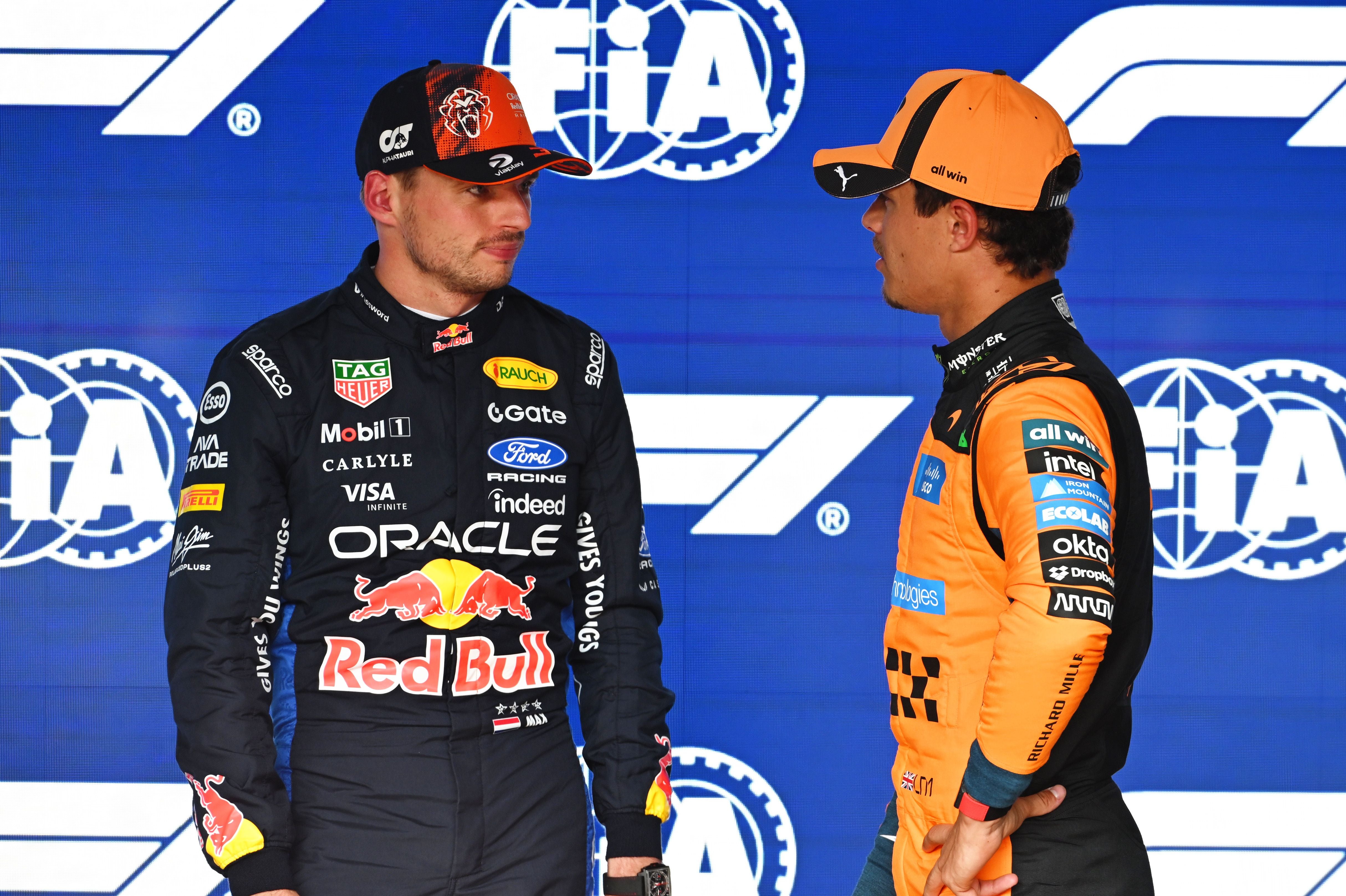 Zwei Formel-1-Fahrer im Gespräch vor FIA-Logo nach dem Qualifying in Spa-Francorchamps.