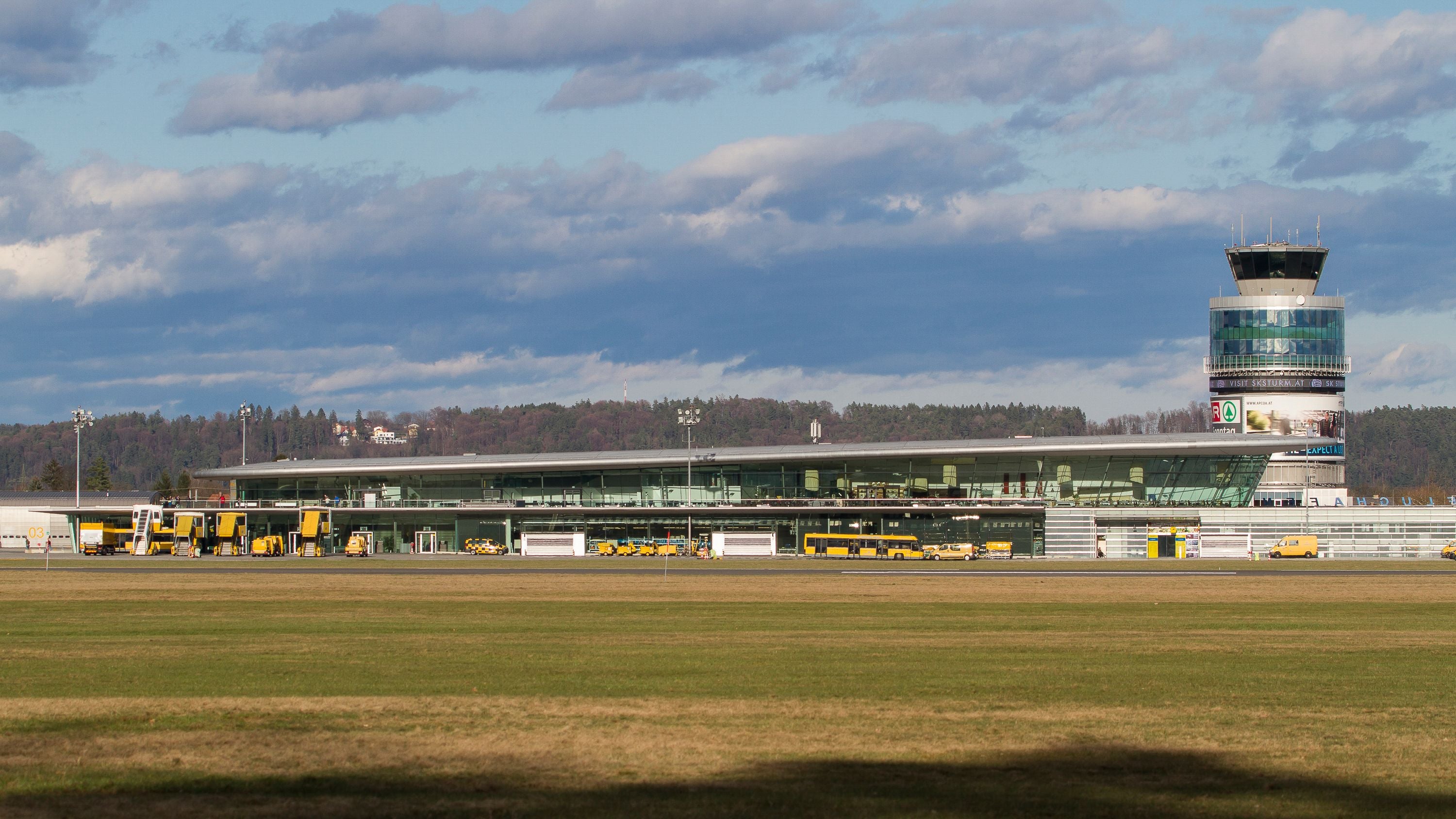 Glasterminal und Tower des Flughafens Graz.