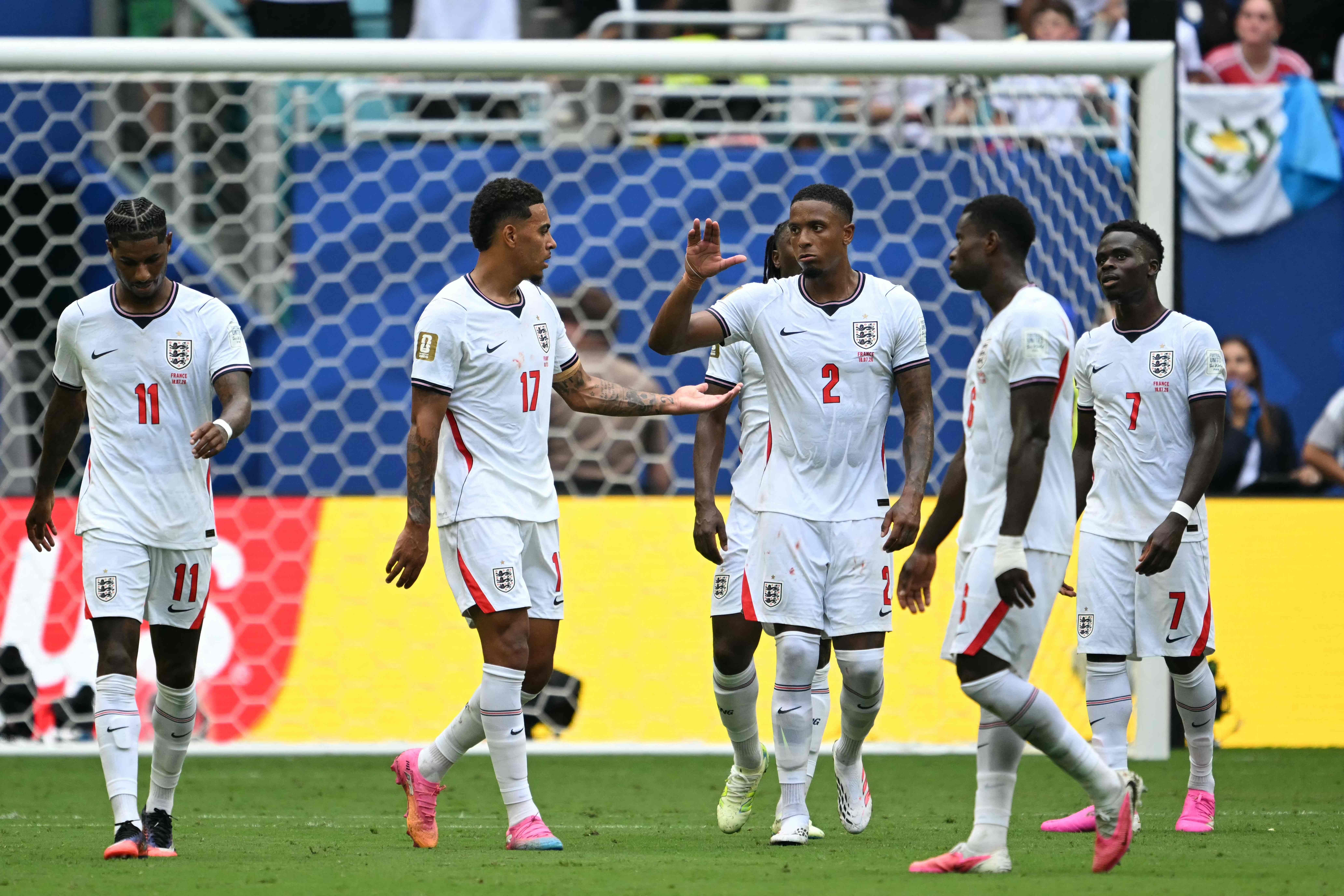 Englische Fußballspieler feiern ein Tor im WM-Spiel gegen Frankreich im Stadion von Miami.