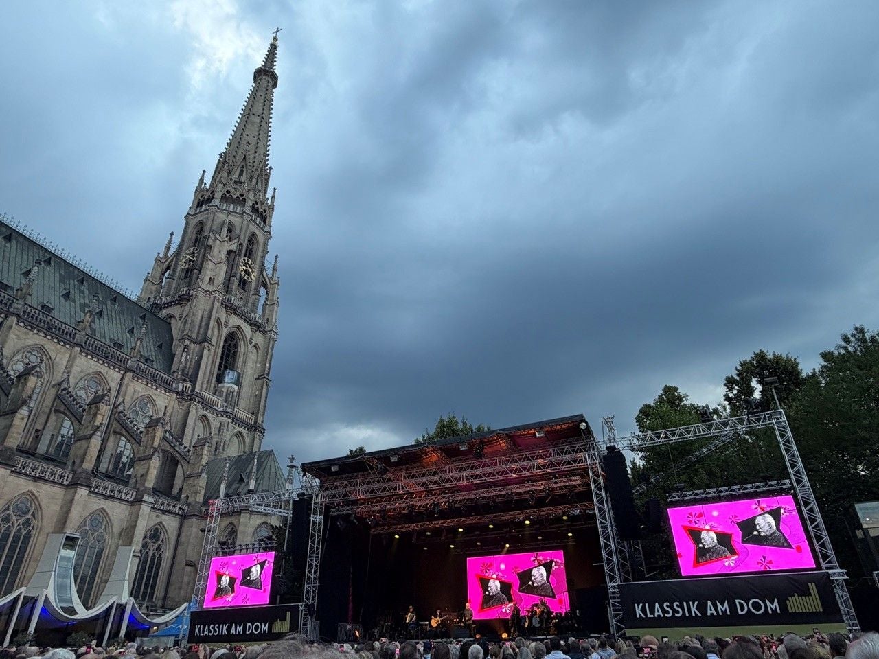Open-Air-Konzert "Klassik am Dom" mit Tom Jones vor dem Mariendom in Linz bei bewölktem Himmel.