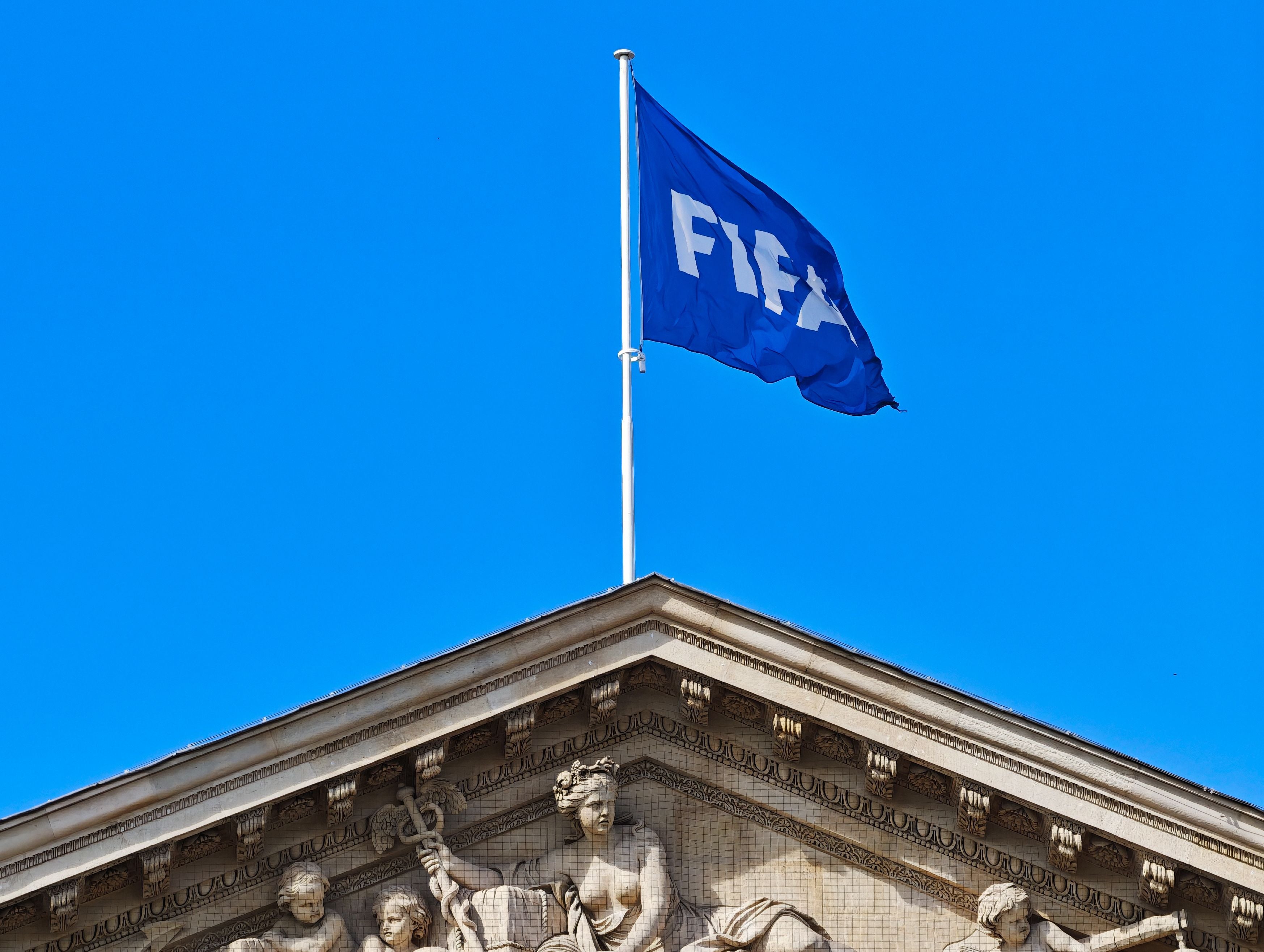 Große blaue Flagge mit weißem FIFA-Schriftzug.