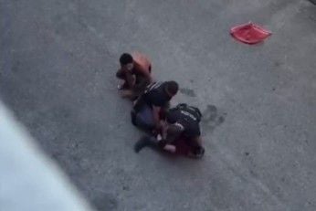 Ein Augenzeugenvideo zeigt den Vorfall: Polizisten knien auf Abderrahim F., der um Hilfe ruft. Wenig später stirbt der Mann.