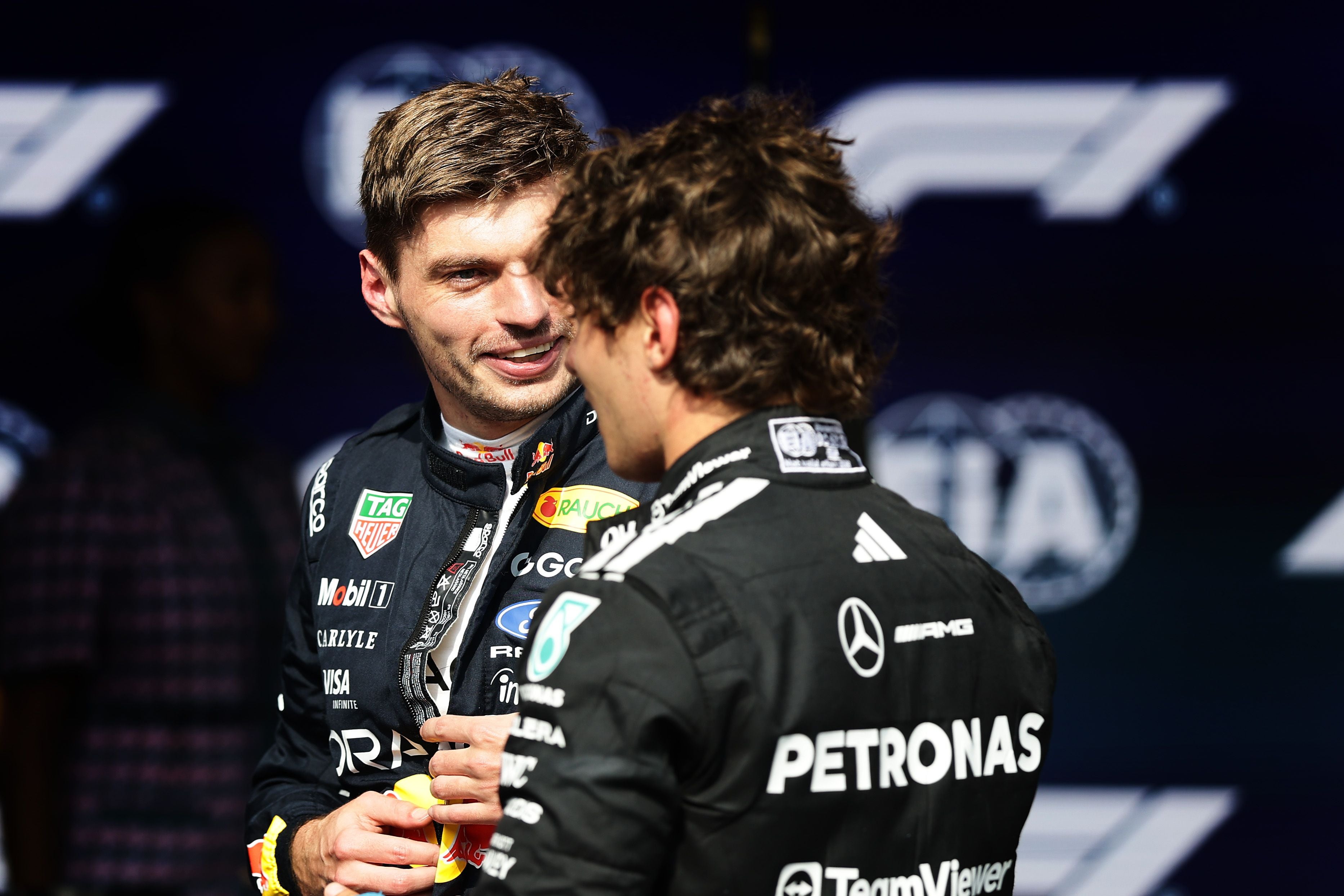 Zwei Formel-1-Fahrer sprechen im Parc Fermé nach dem Qualifying in Spa.