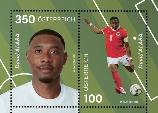 Zwei Briefmarken mit Porträt und spielender Action von Fußballer David Alaba für Österreich.