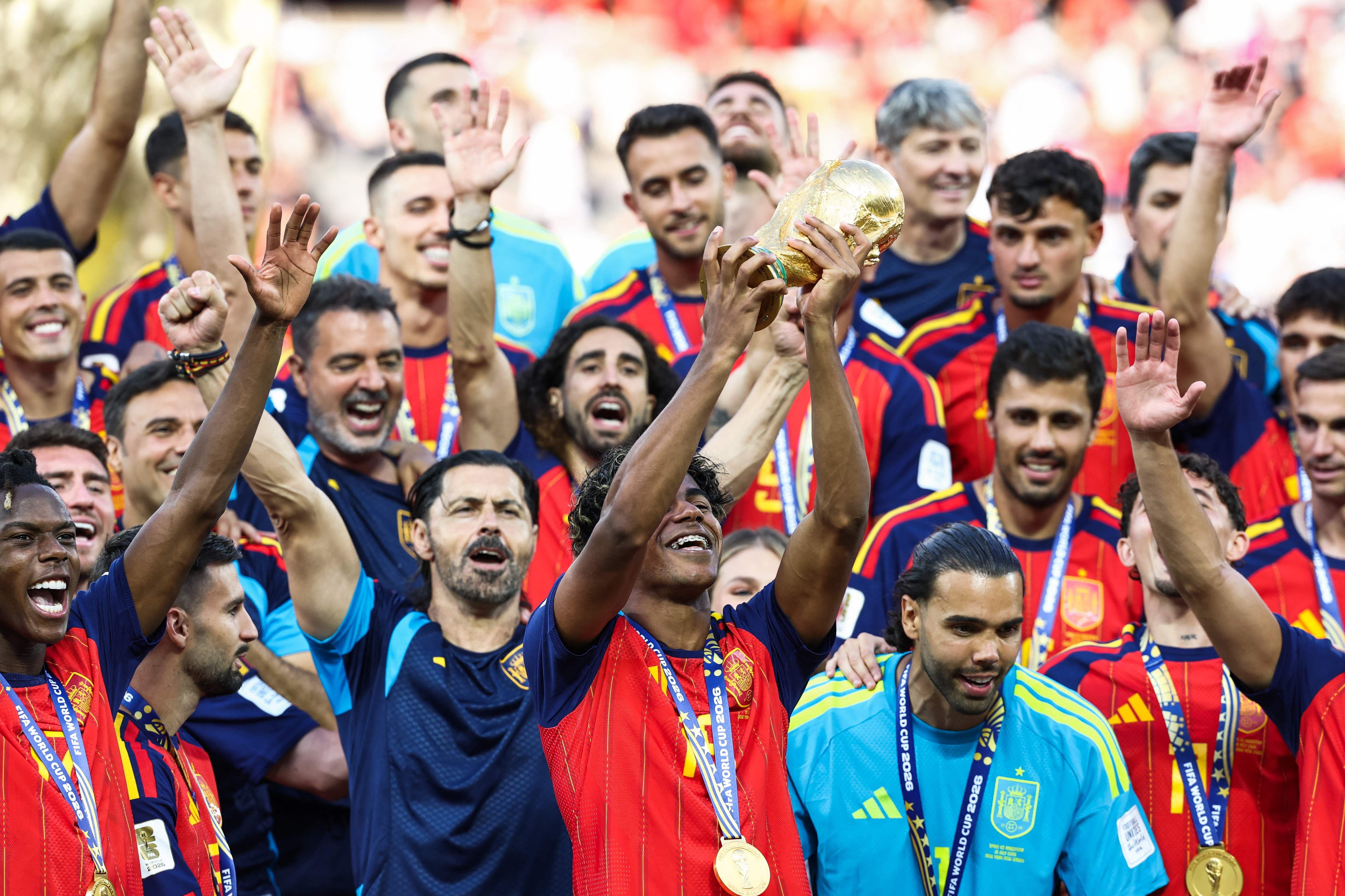 Spanische Fußballspieler jubeln und heben den WM-Pokal nach dem Finalsieg in die Höhe.