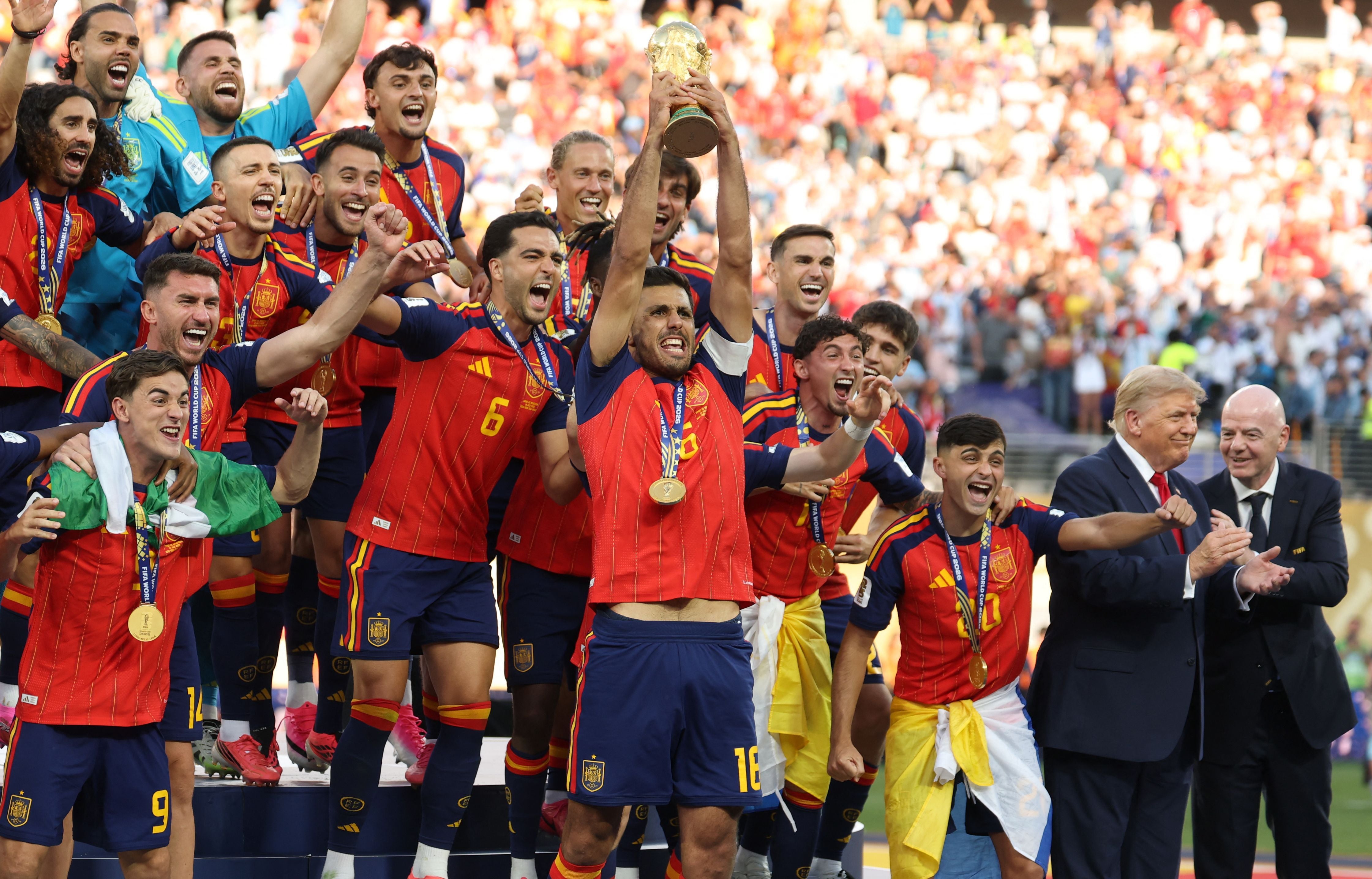 Spaniens Fußballteam jubelt mit dem WM-Pokal nach dem Finalsieg gegen Argentinien im Stadion.