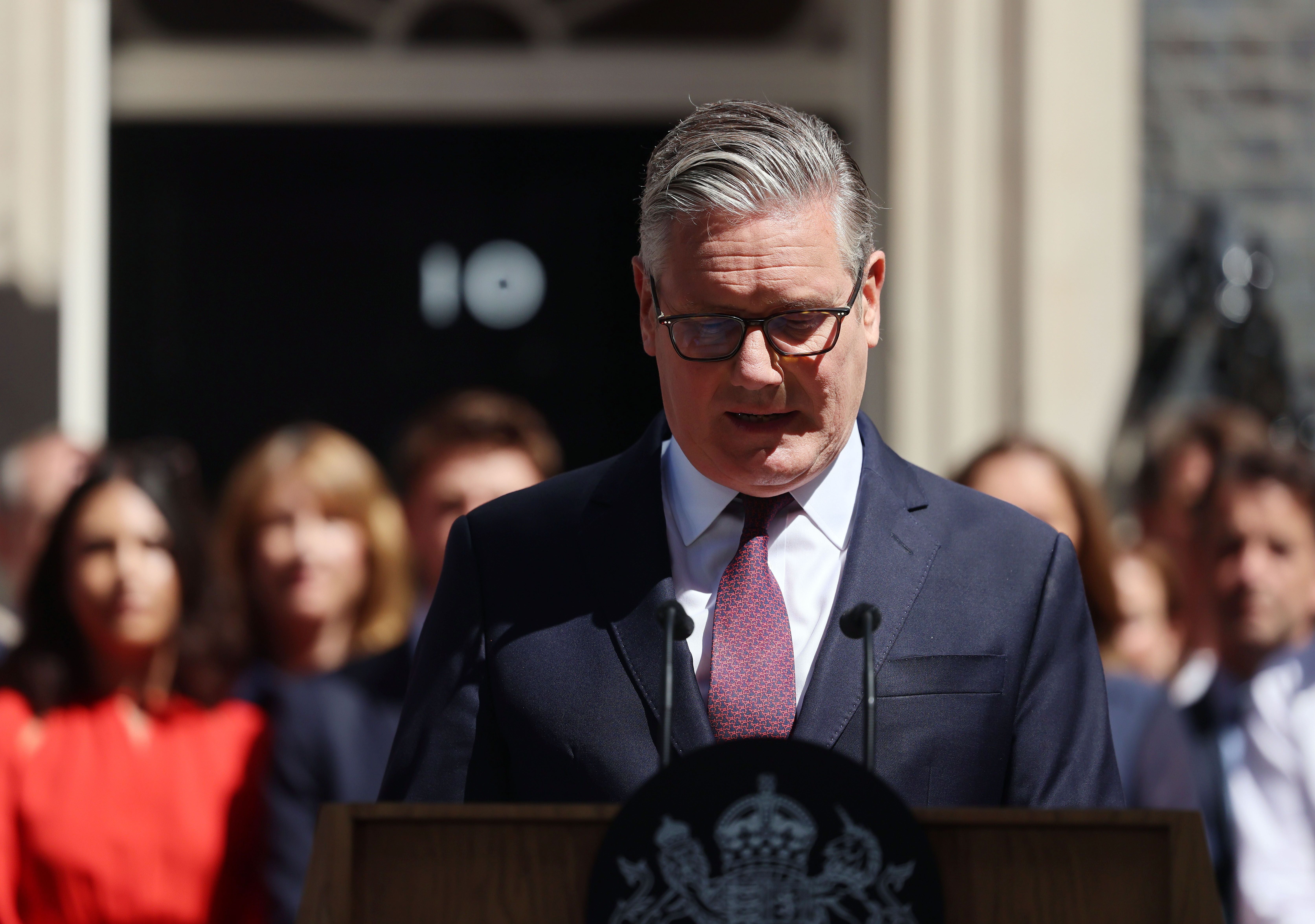 Ein Mann im Anzug hält eine Rede vor dem Eingang der 10 Downing Street in London.