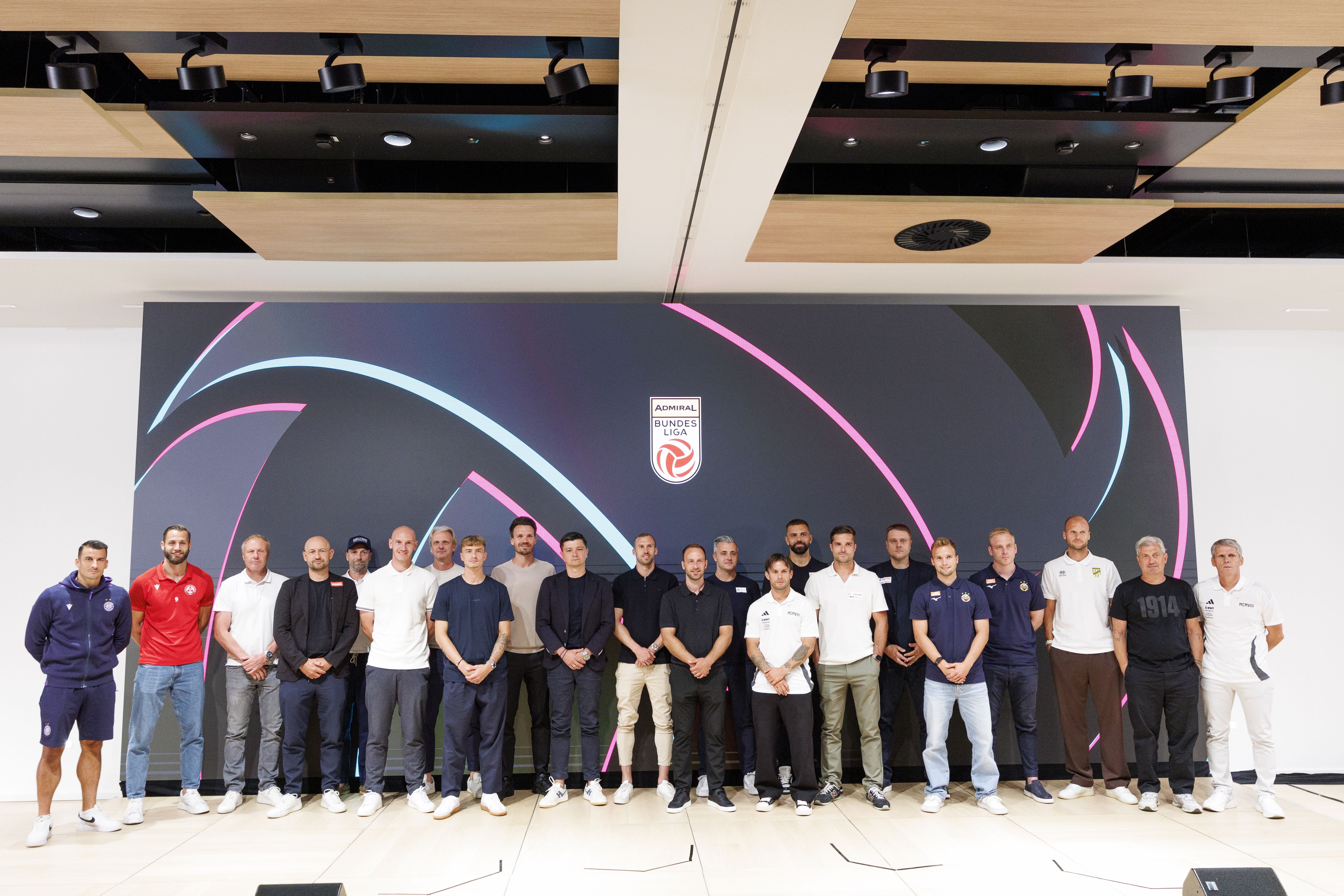 Gruppenfoto der Trainer und Kapitäne aller zwölf Bundesligisten am Montag bei der Bundesliga-Auftaktveranstaltung in Wien.