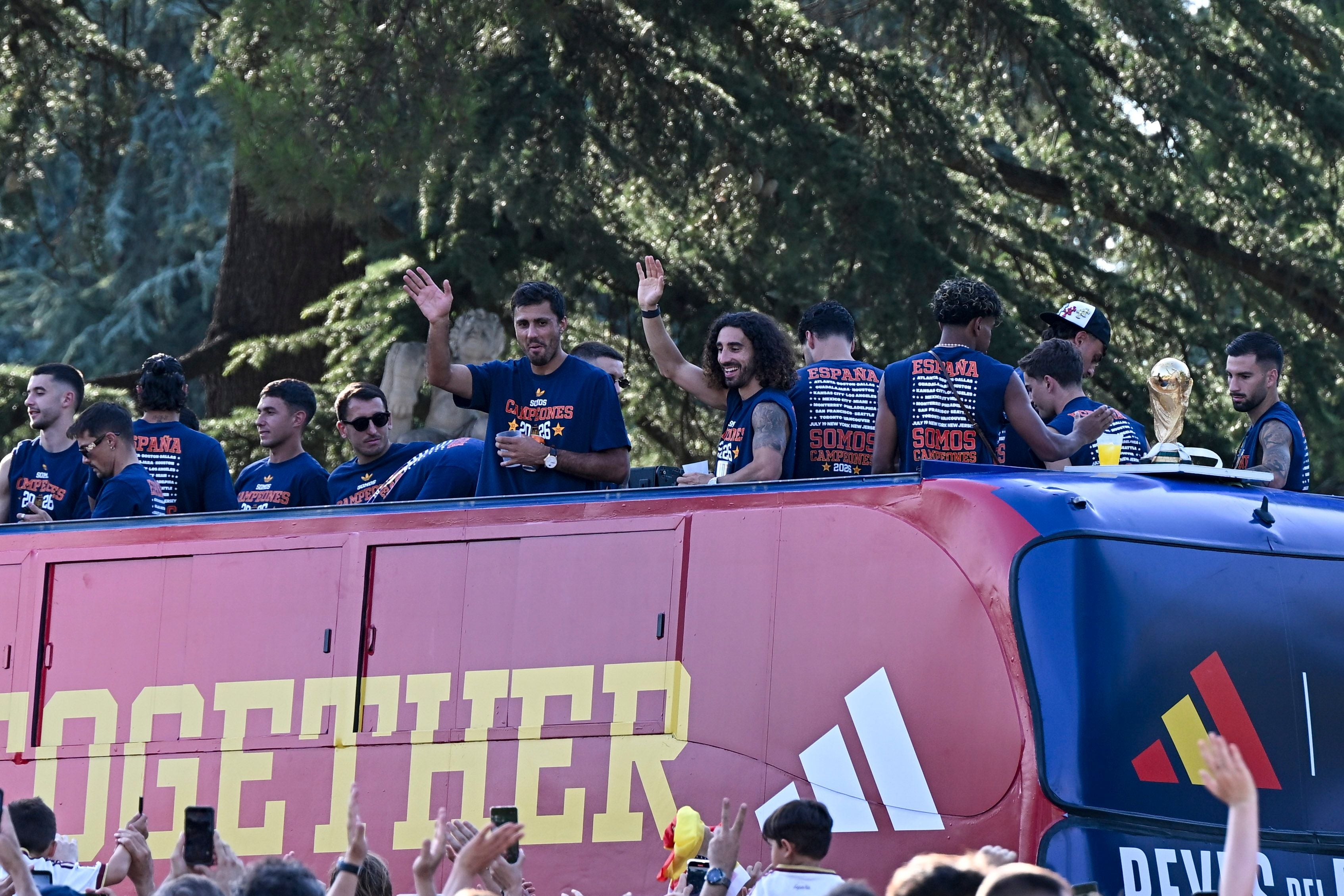 Spaniens Nationalteamspieler feiern den WM-Sieg 2026 auf einem offenen Bus in Madrid mit jubelnden Fans.