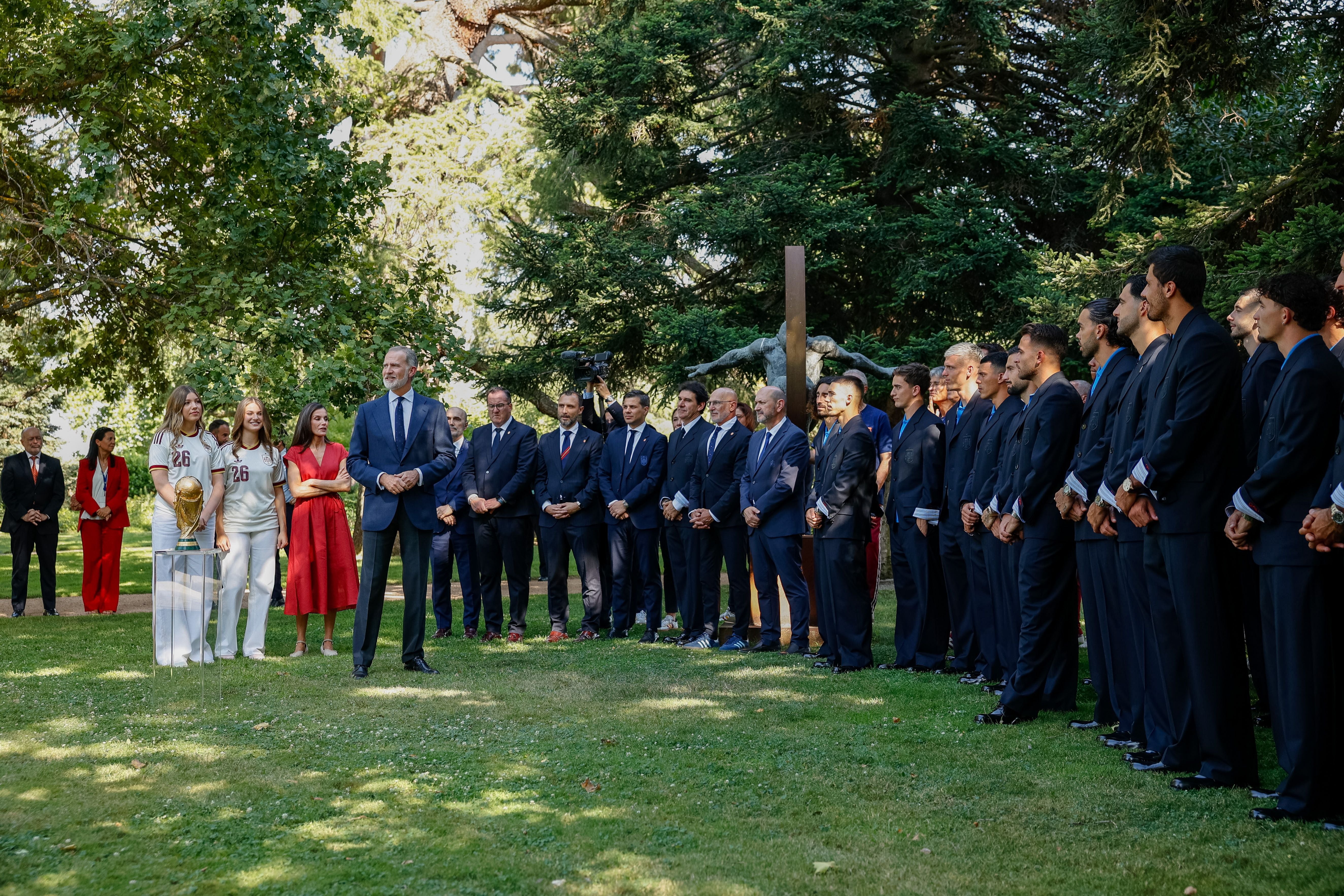Die spanische Fußballnationalmannschaft präsentiert im Garten den WM-Pokal der spanischen Königsfamilie.