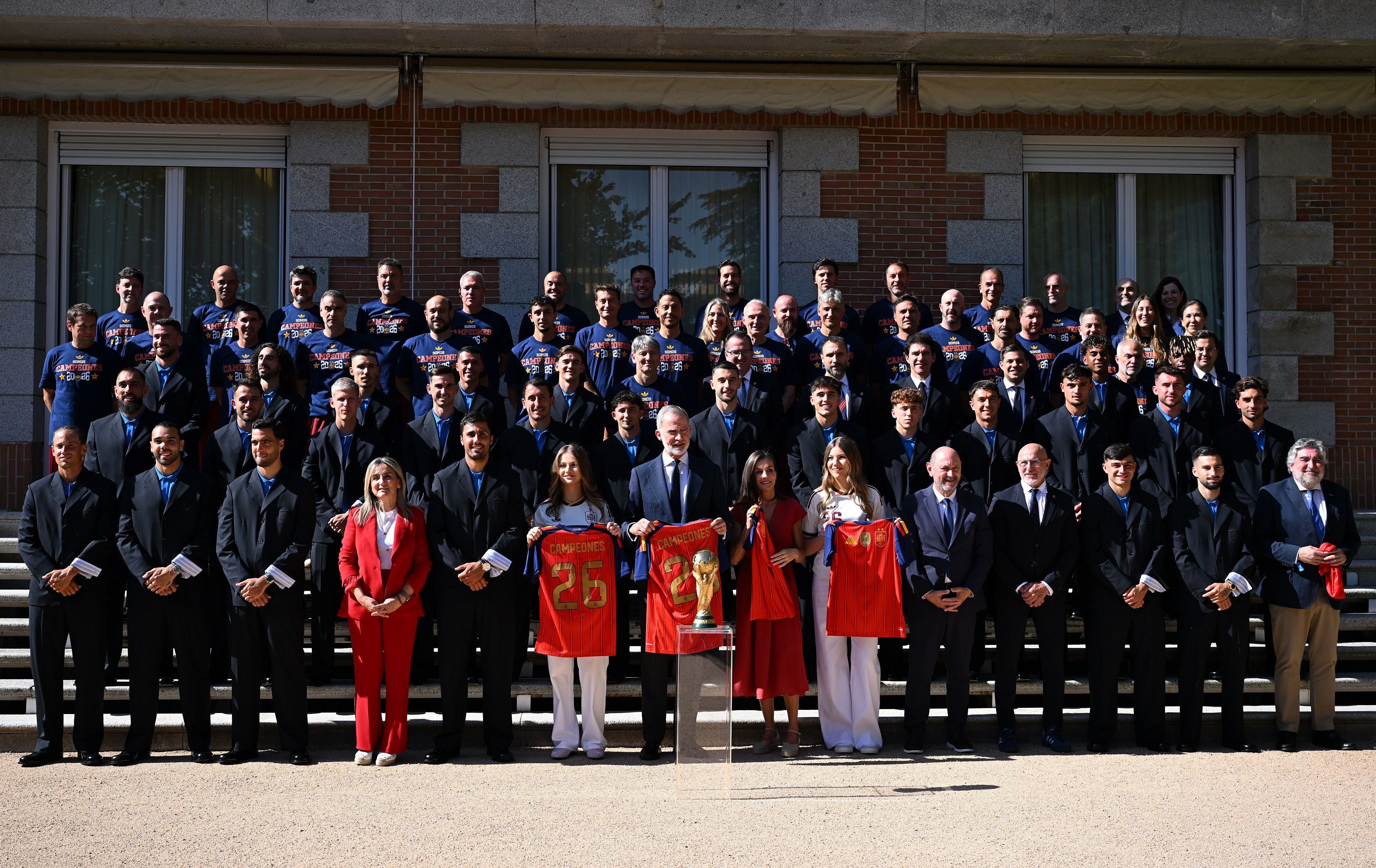 Gruppenfoto mit dem spanischen Fußballteam, dem Königshaus und dem WM-Pokal vor dem Zarzuela-Palast.