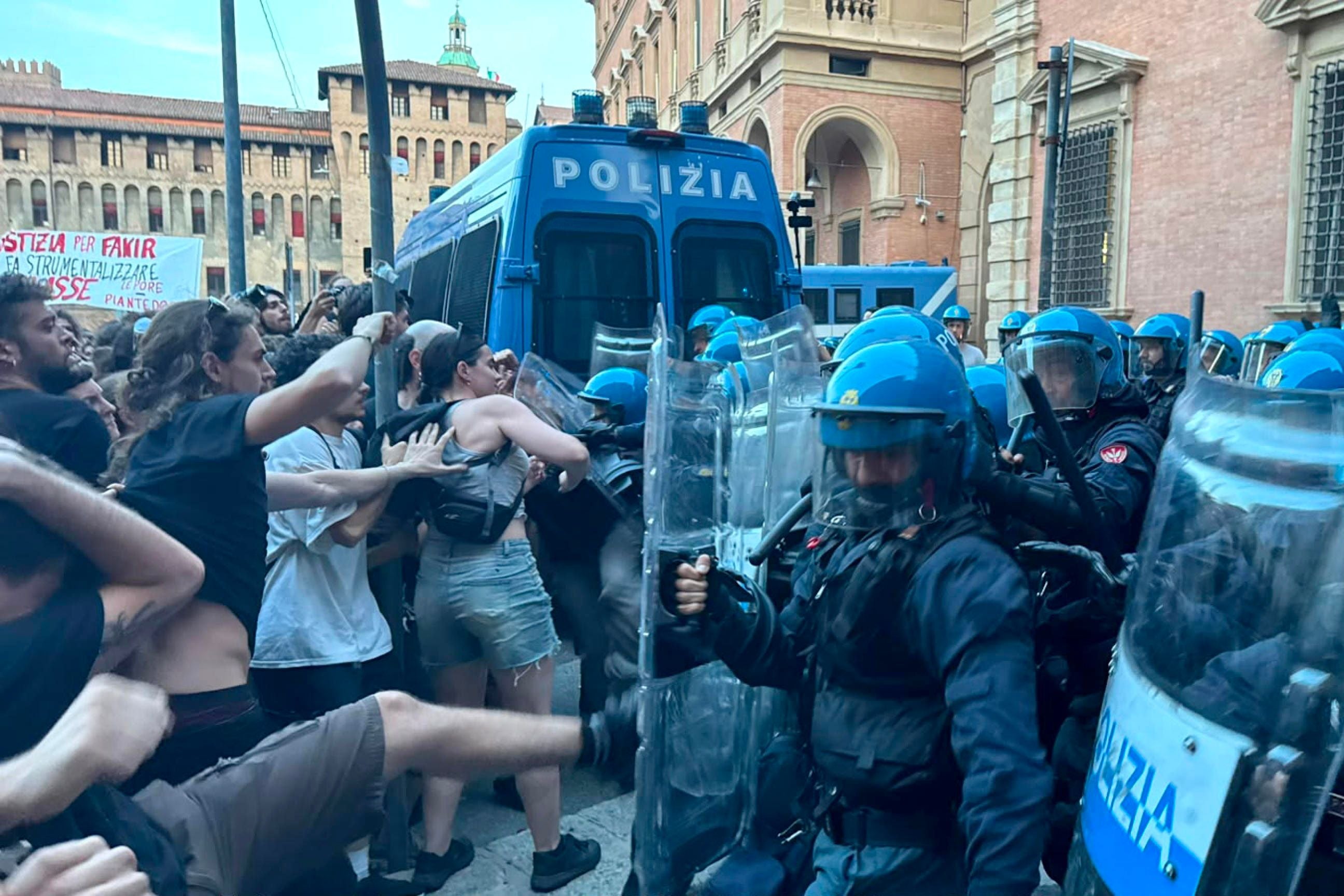 Demonstranten geraten in Bologna mit Polizei in Schutzkleidung und Schilden aneinander.