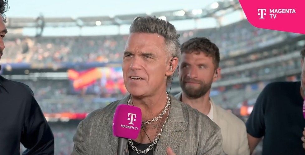Pop-Star Robbie Williams beim Interview auf Magenta TV.