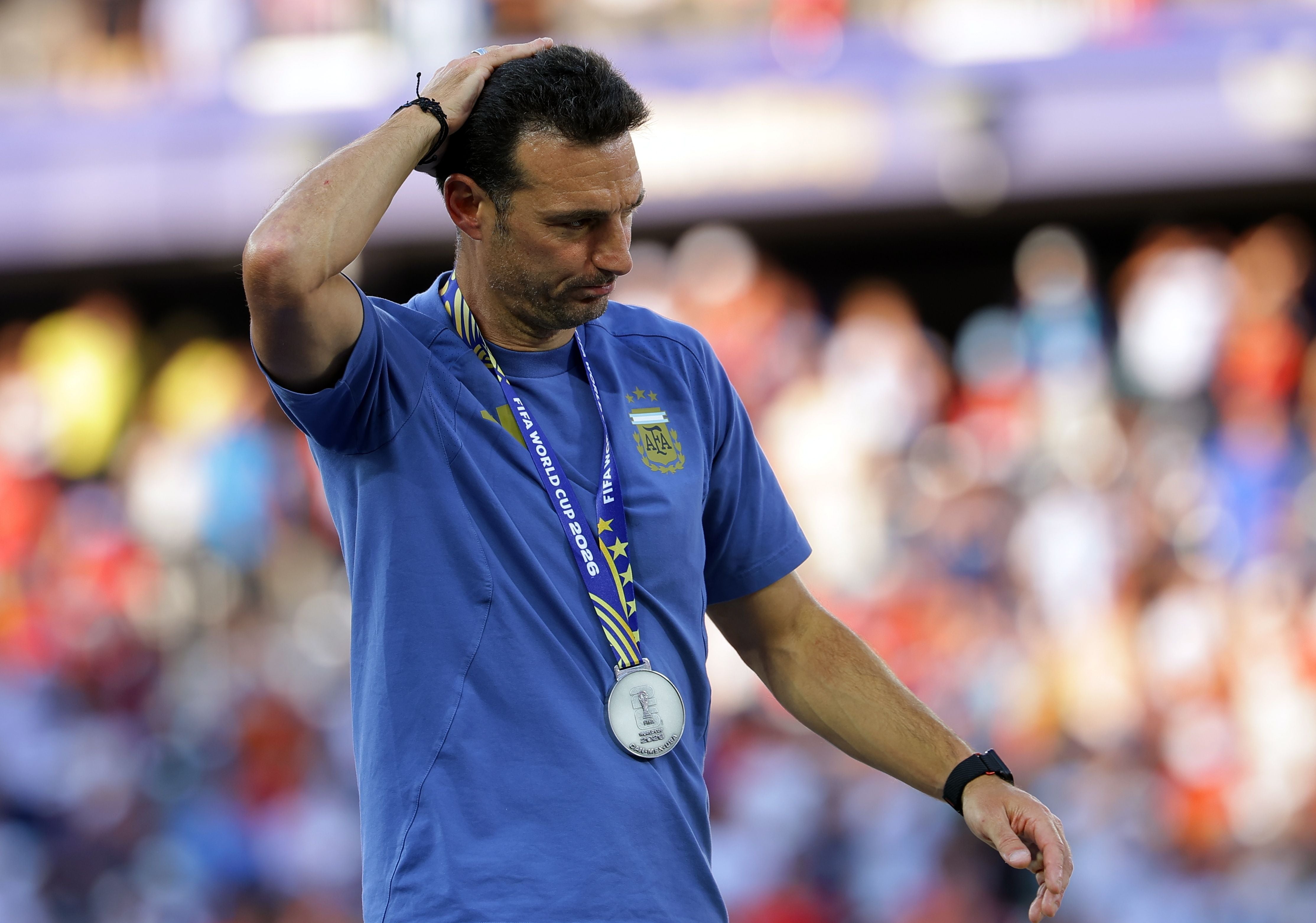 Ein argentinischer Trainer mit Medaille wirkt enttäuscht nach dem WM-Finale 2026 im Stadion.