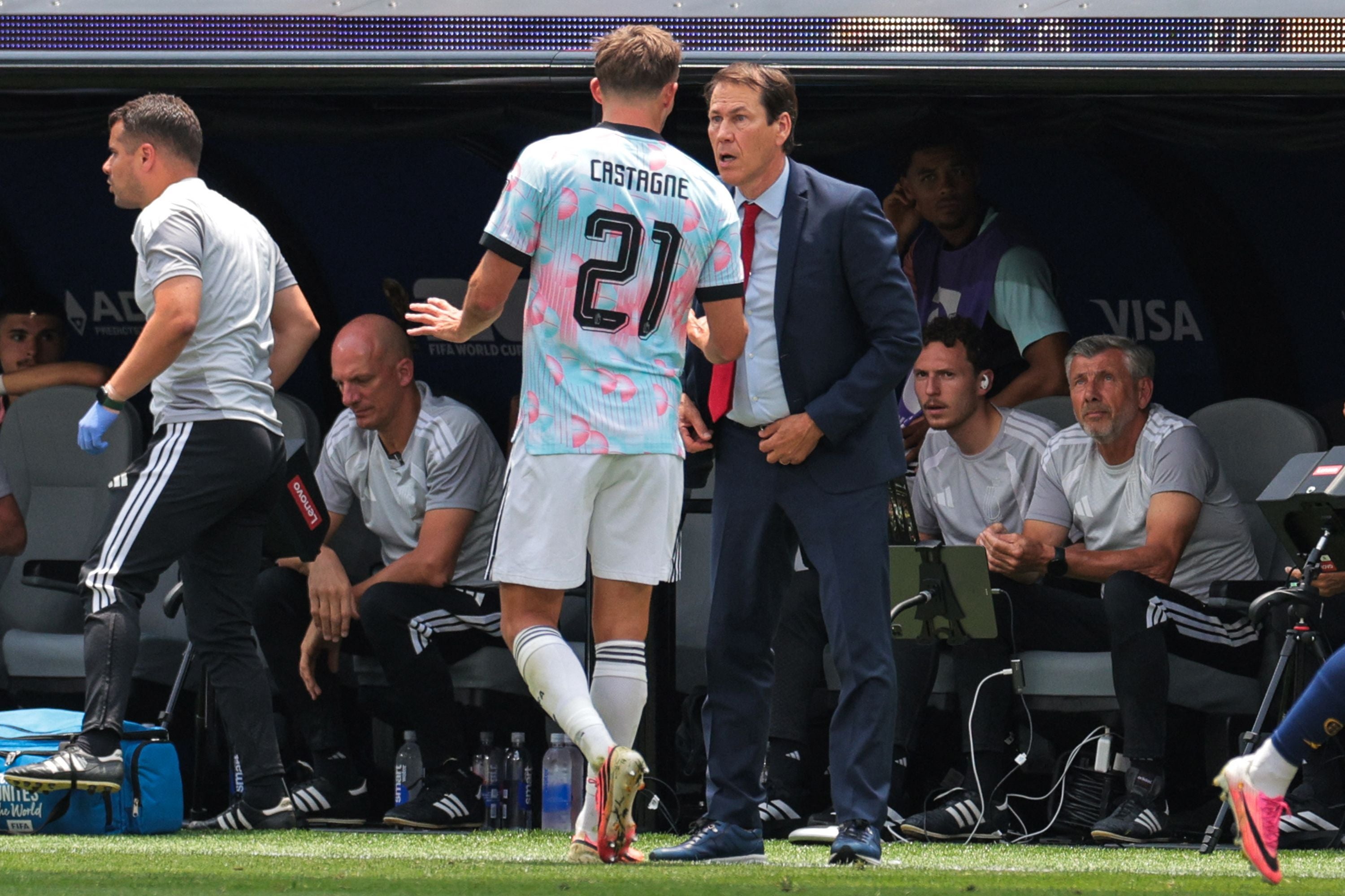 Trainer spricht mit Fußballspieler Castagne vor der Bank beim WM-Viertelfinale in Los Angeles.