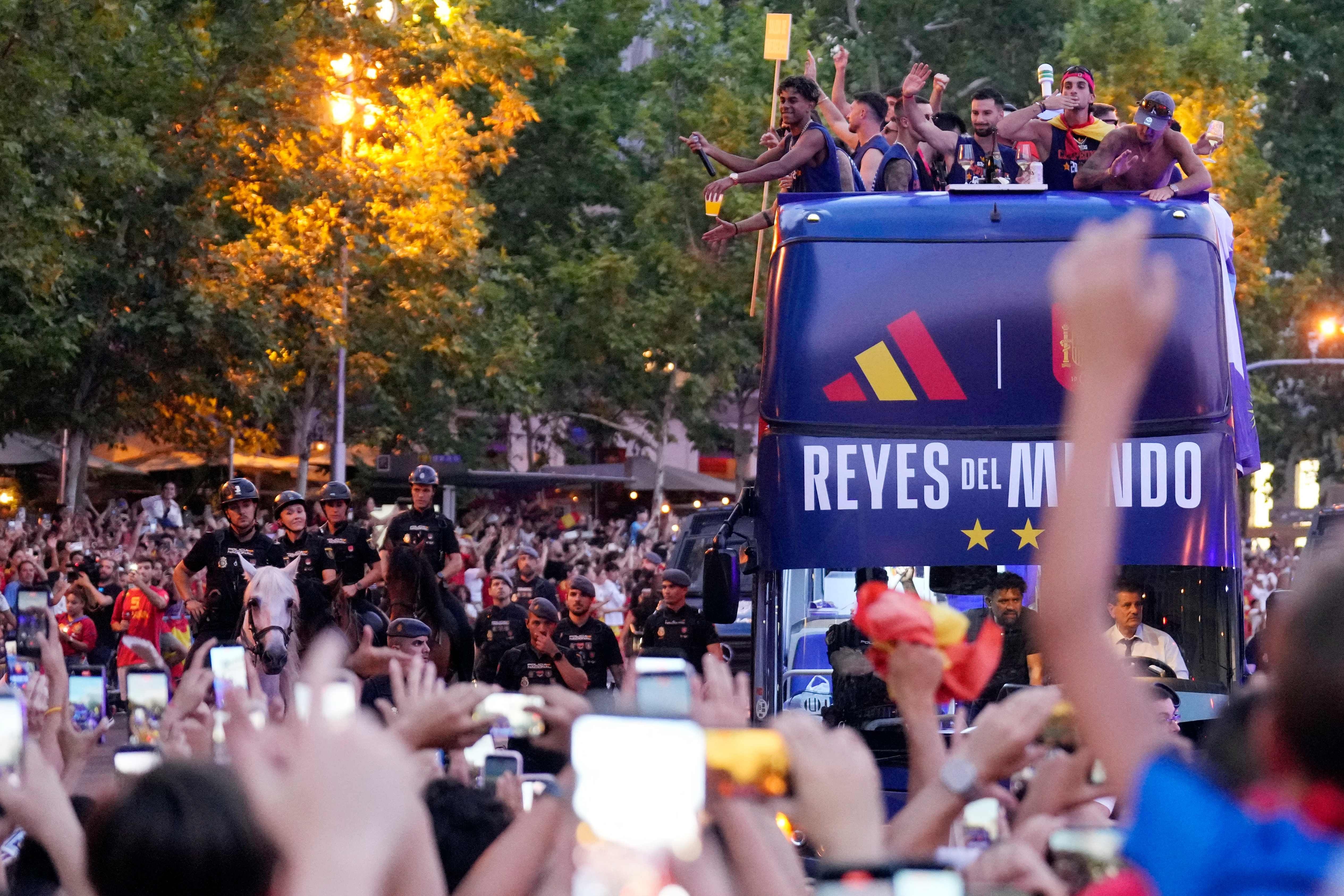 Spaniens Nationalteam feiert mit Fans auf einem offenen Bus nach dem Gewinn der Weltmeisterschaft 2026.