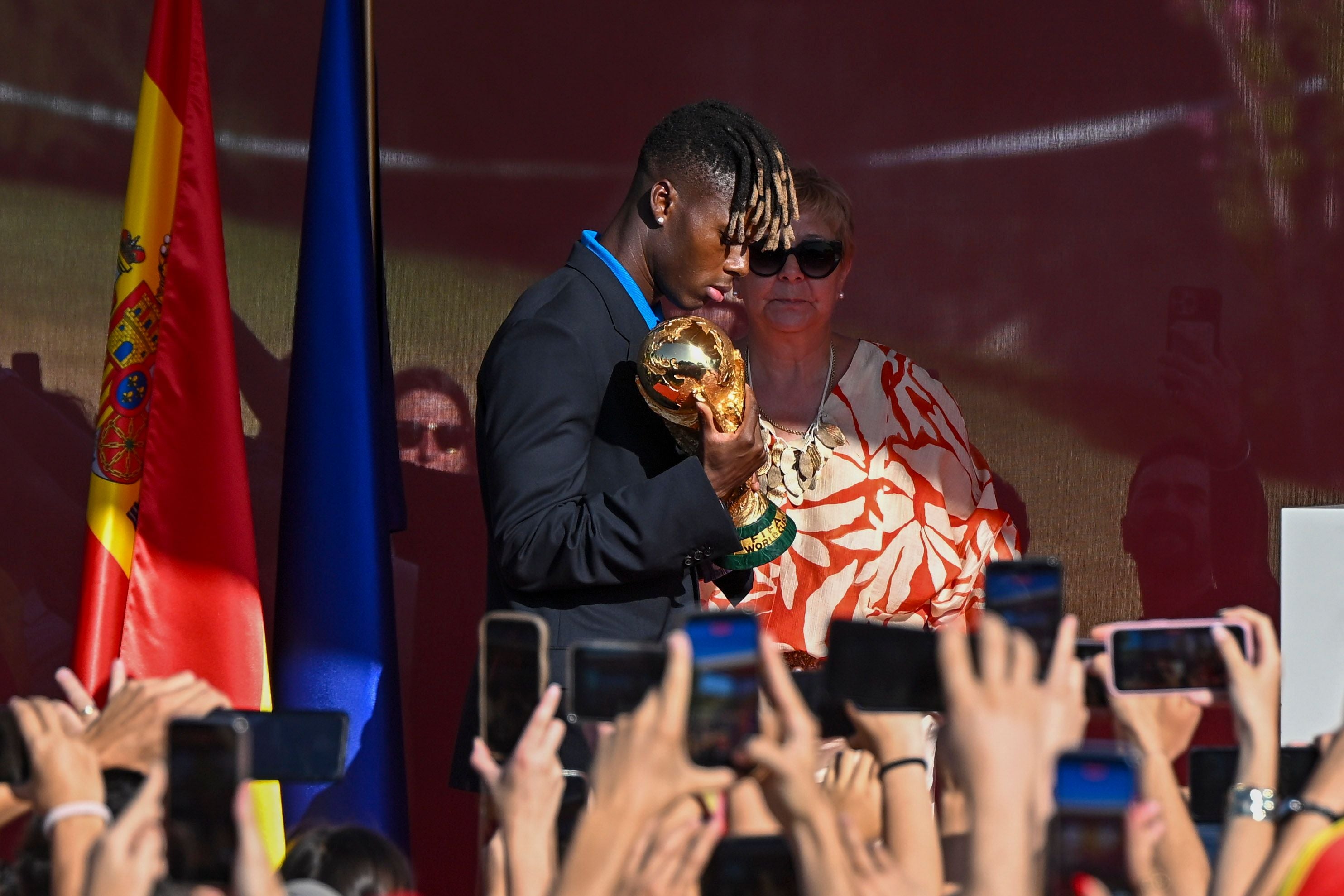 Nico Williams zeigt den WM-Pokal bei einer Feier vor jubelnden Fans in Madrid.