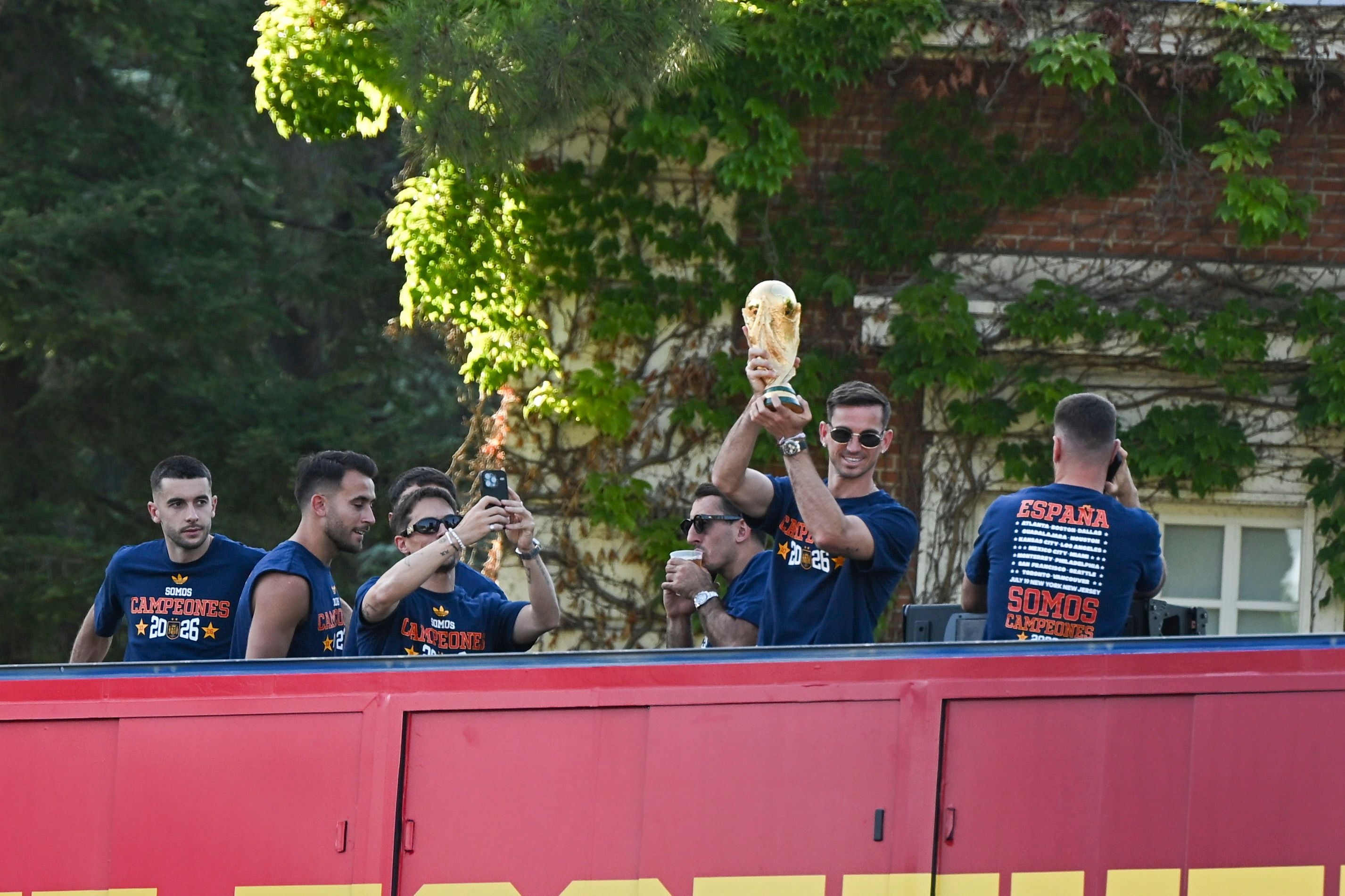 Spaniens Nationalteamspieler feiern auf einem offenen Bus mit dem WM-Pokal in Madrid.