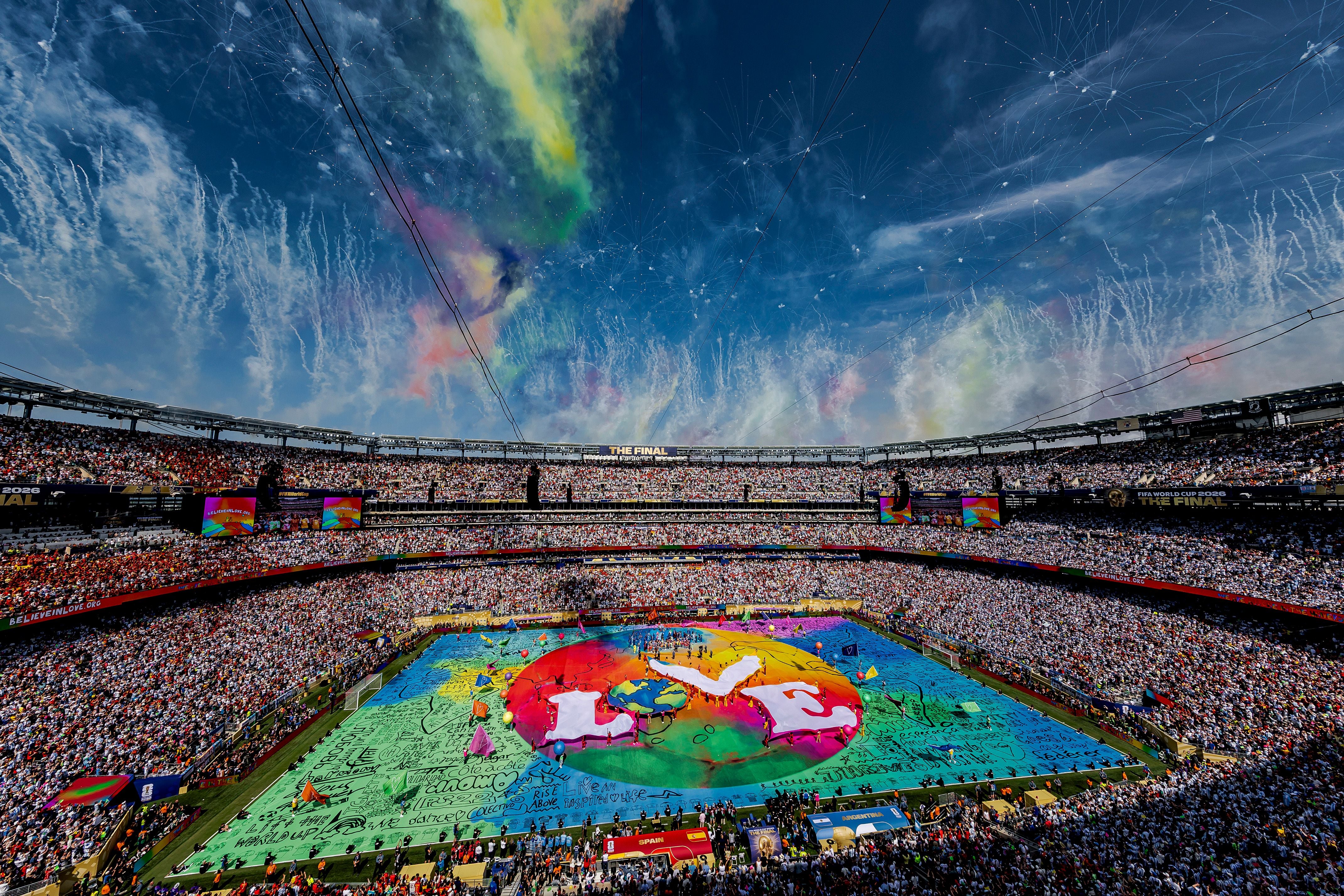 Bunt geschmücktes Stadion mit „LOVE“-Schrift und Feuerwerk beim WM-Finale 2026 in New Jersey.