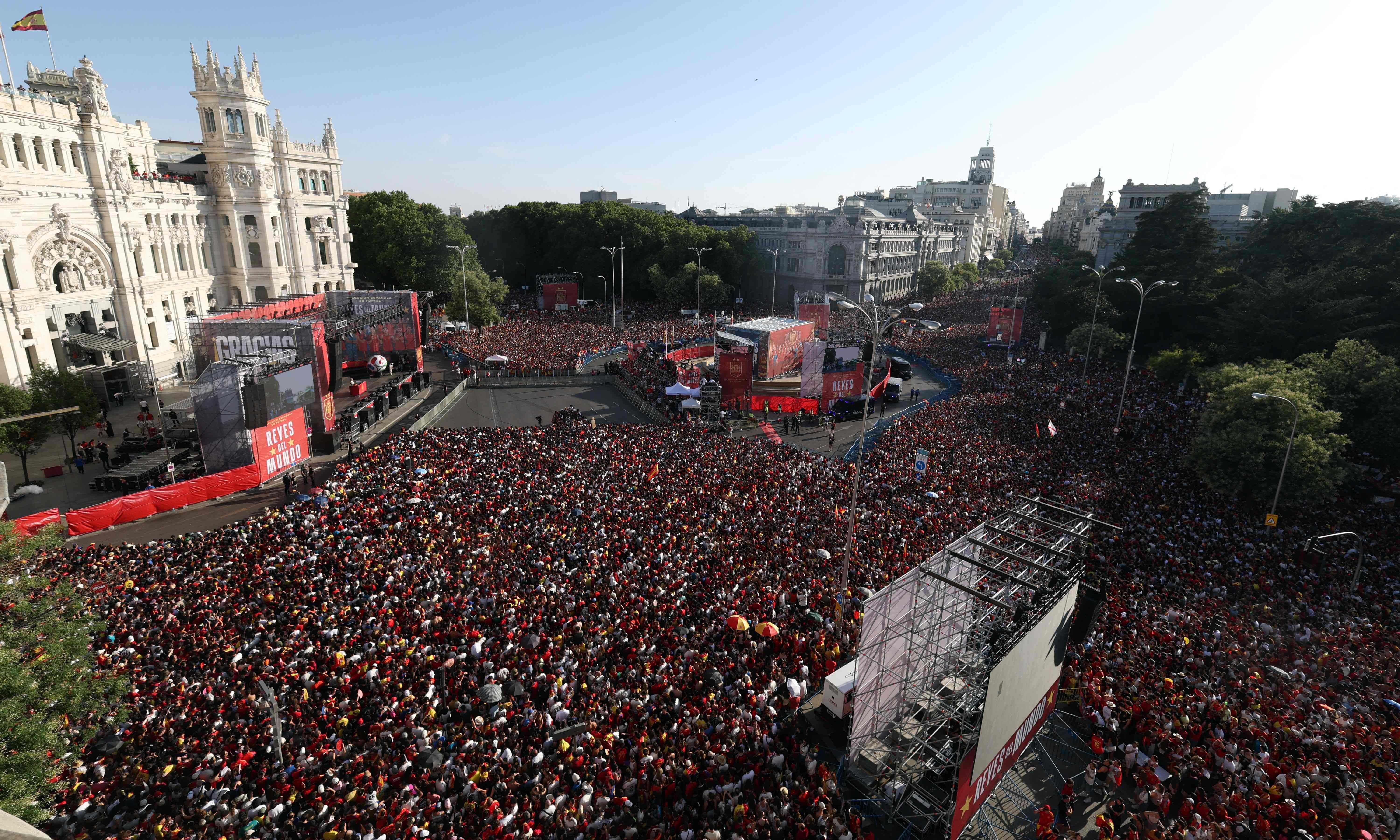 Menschenmenge in Rot feiert auf dem Platz Cibeles in Madrid den WM-Triumph der spanischen Fußballmannschaft.