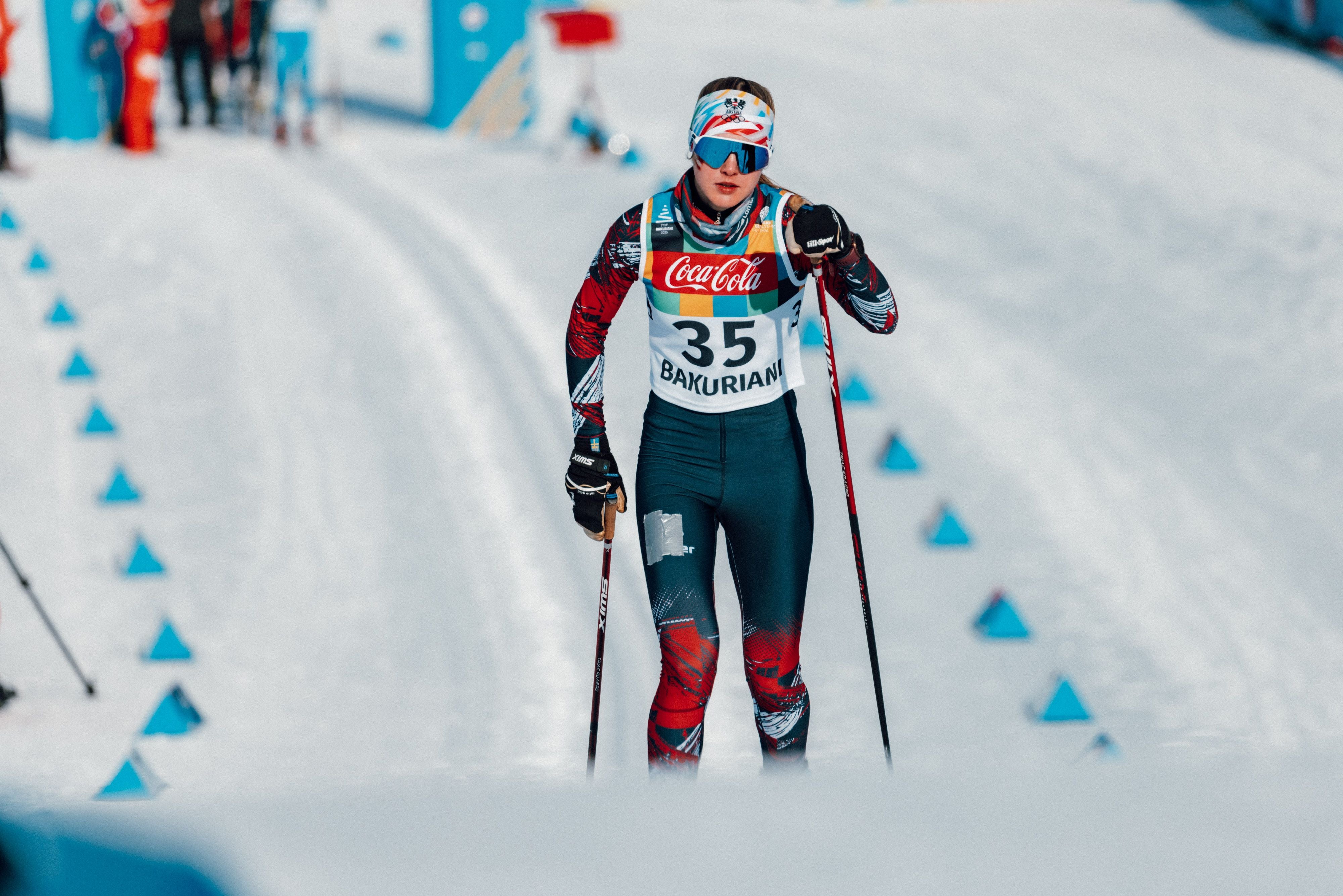 Langläuferin im Wettkampf auf verschneiter Strecke beim European Youth Olympic Winter Festival.