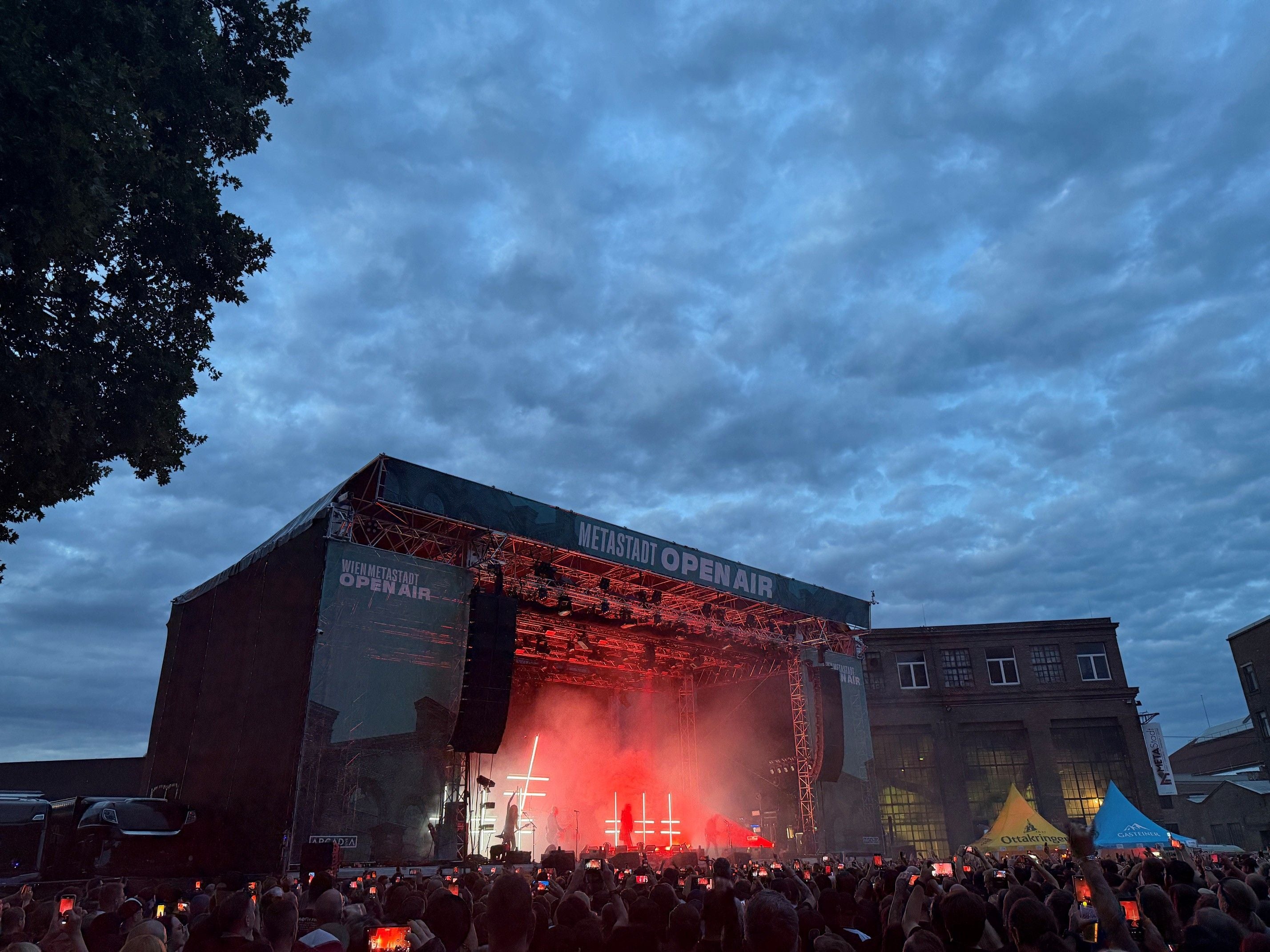 Open-Air-Konzert von Marilyn Manson in der Metastadt mit roter Bühnenbeleuchtung bei Abenddämmerung.