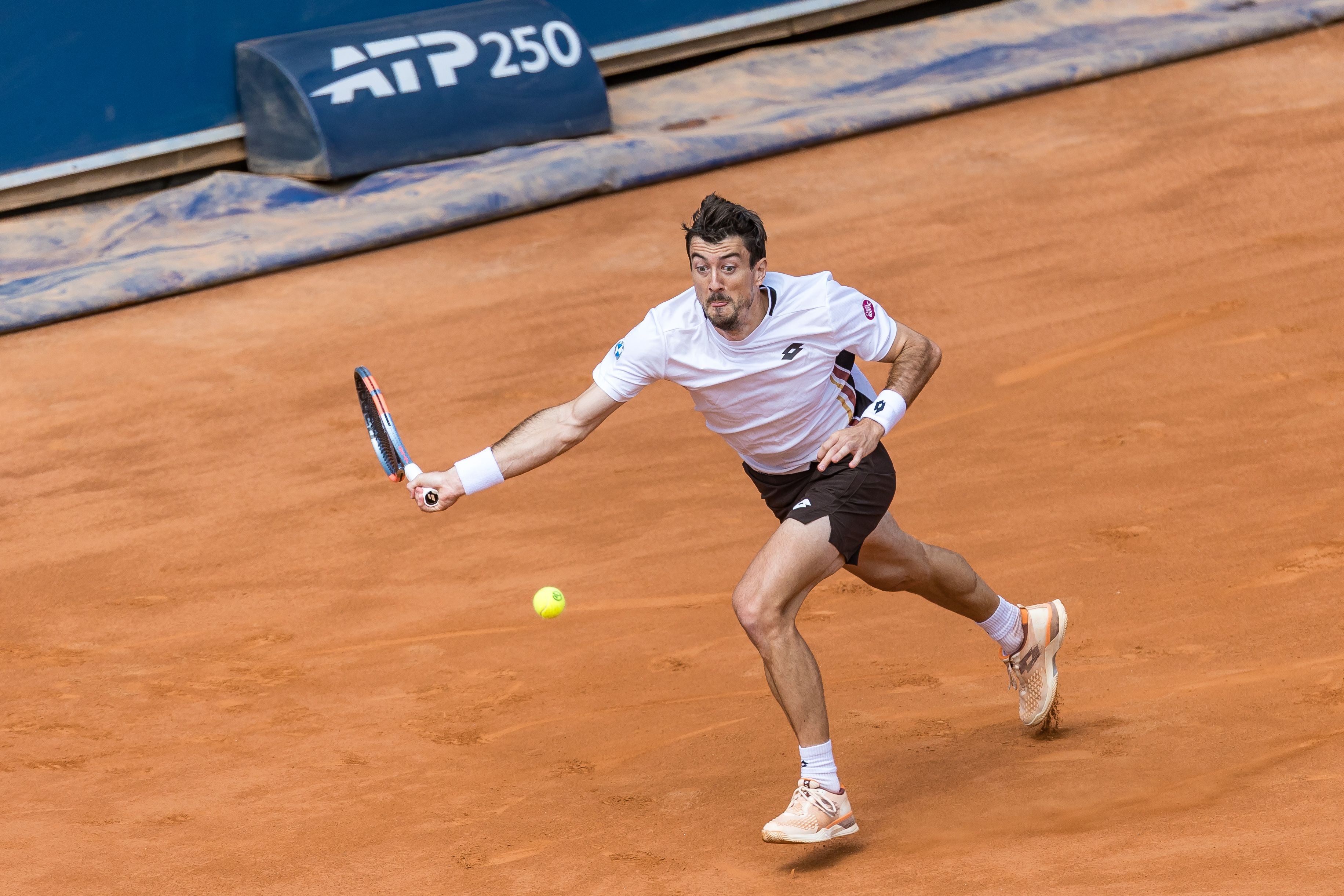 Ein Tennisspieler schlägt auf Sandplatz beim ATP-Turnier in Kitzbühel einen Ball zurück.