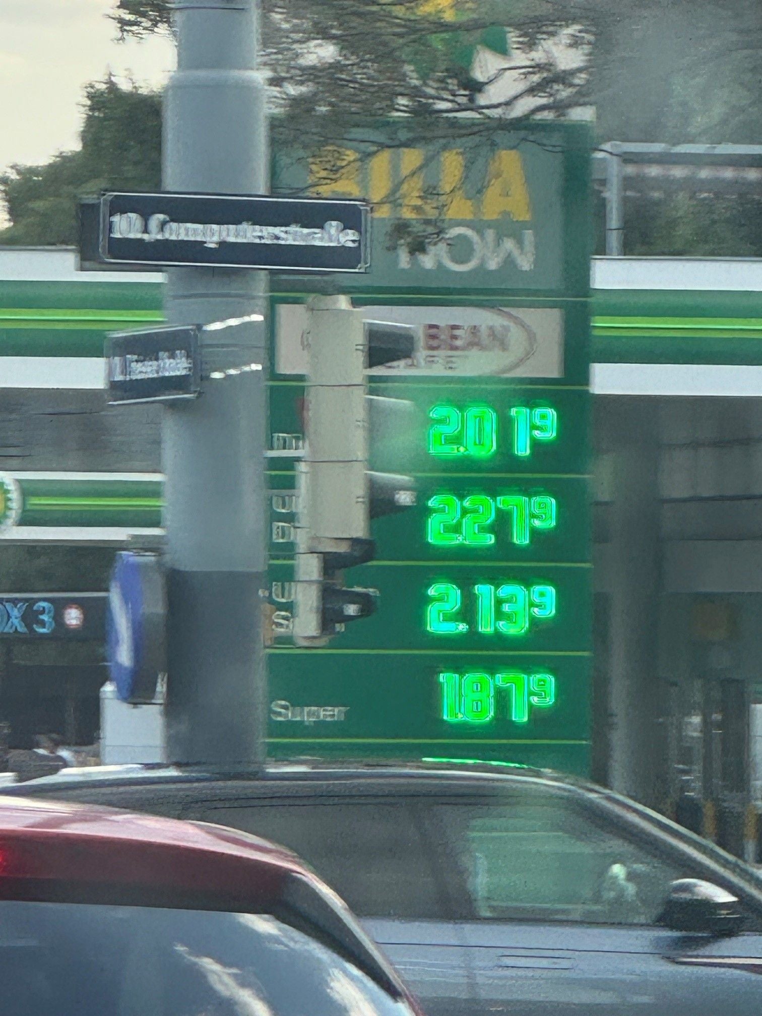 Preistafel der BP-Tankstelle auf der Triesterstraße in Wien mit Dieselpreis über 2 Euro pro Liter.