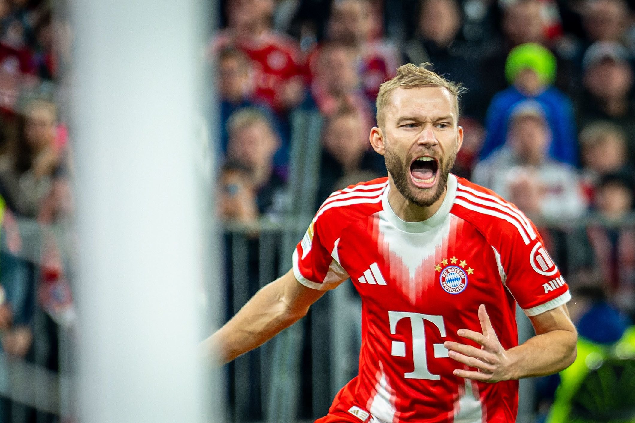 Konrad Laimer von Bayern München jubelt lautstark während eines Fußballspiels.