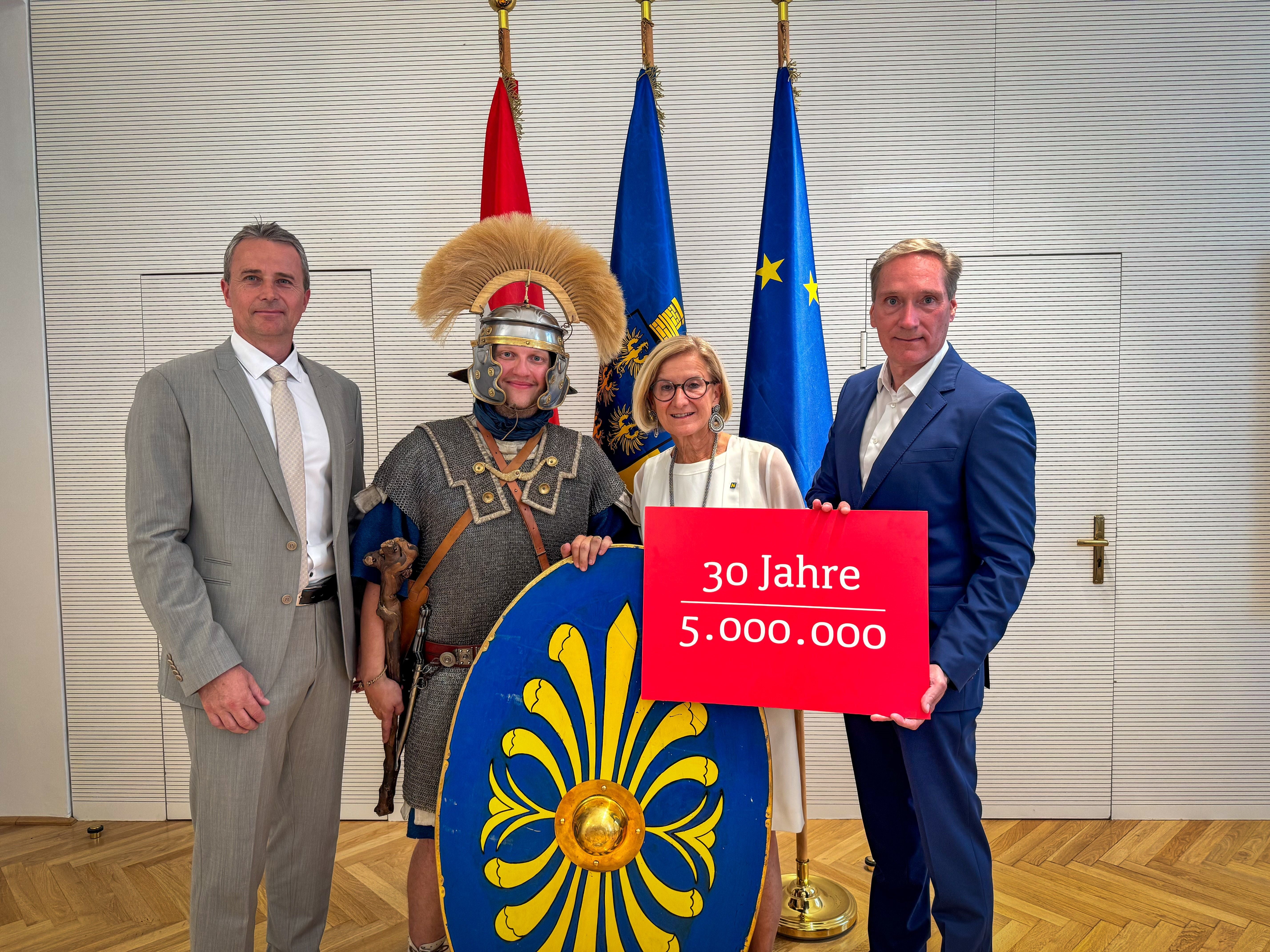 Landeshauptfrau Johanna Mikl-Leitner mit römischem Legionär.