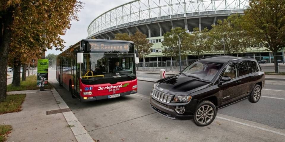 Mit Jeep Compass nahe des Happ Stadions einen 77A gerammt.