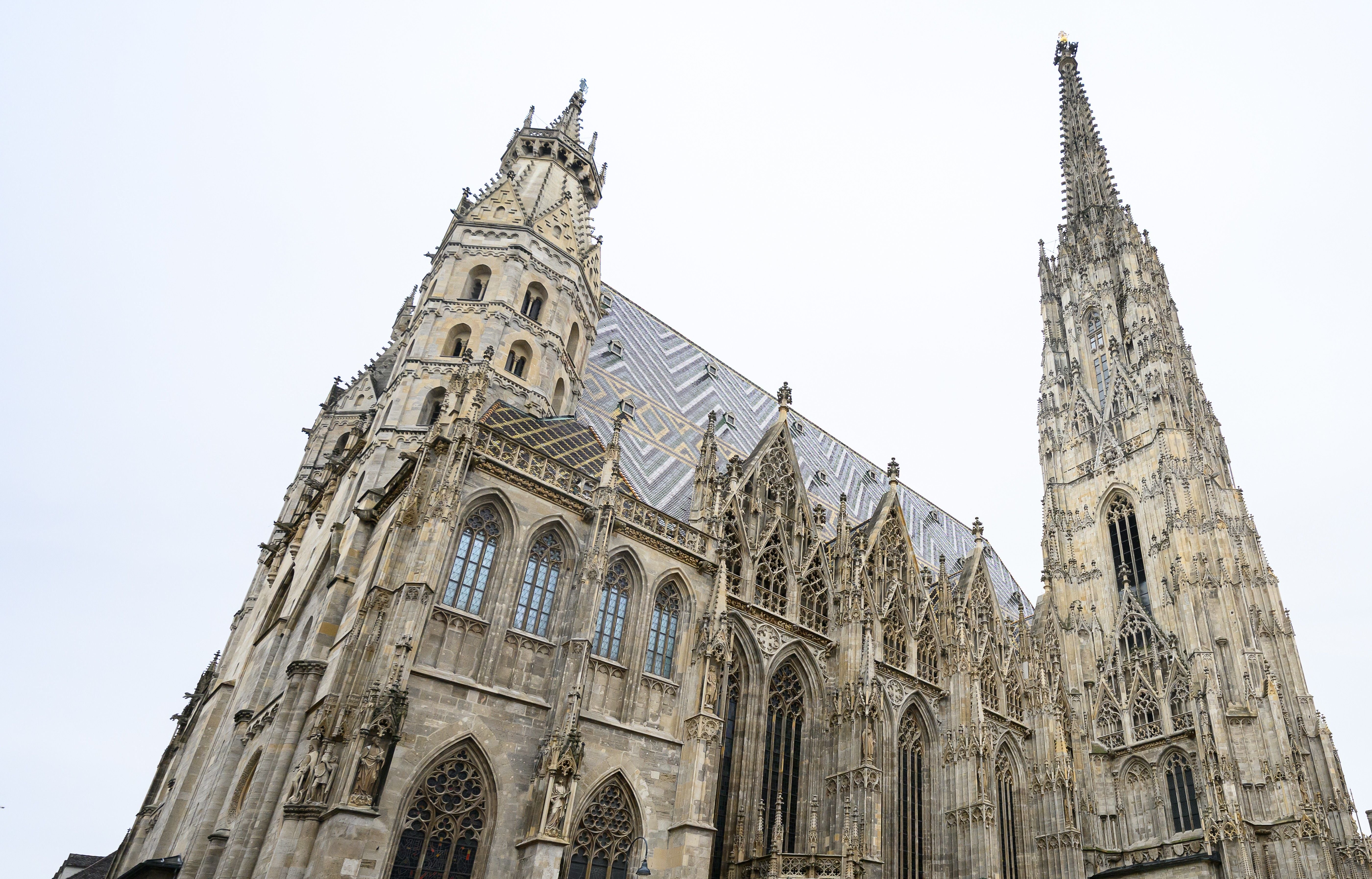 Der imposante Stephansdom in Wien mit detailreicher gotischer Fassade und buntem Ziegeldach.