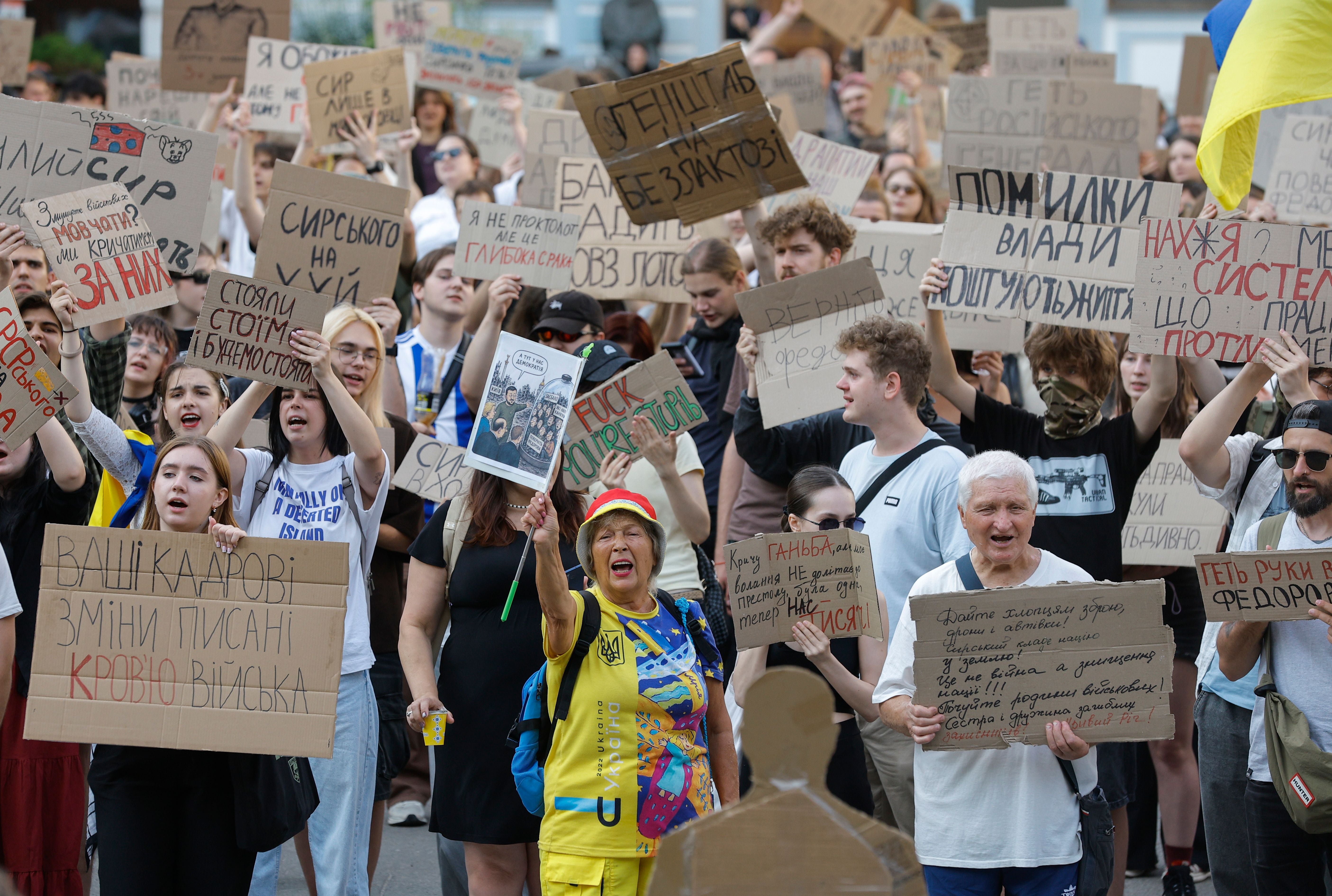 Menschen protestieren in Kiew mit Schildern gegen die Absetzung des Verteidigungsministers Fedorow.