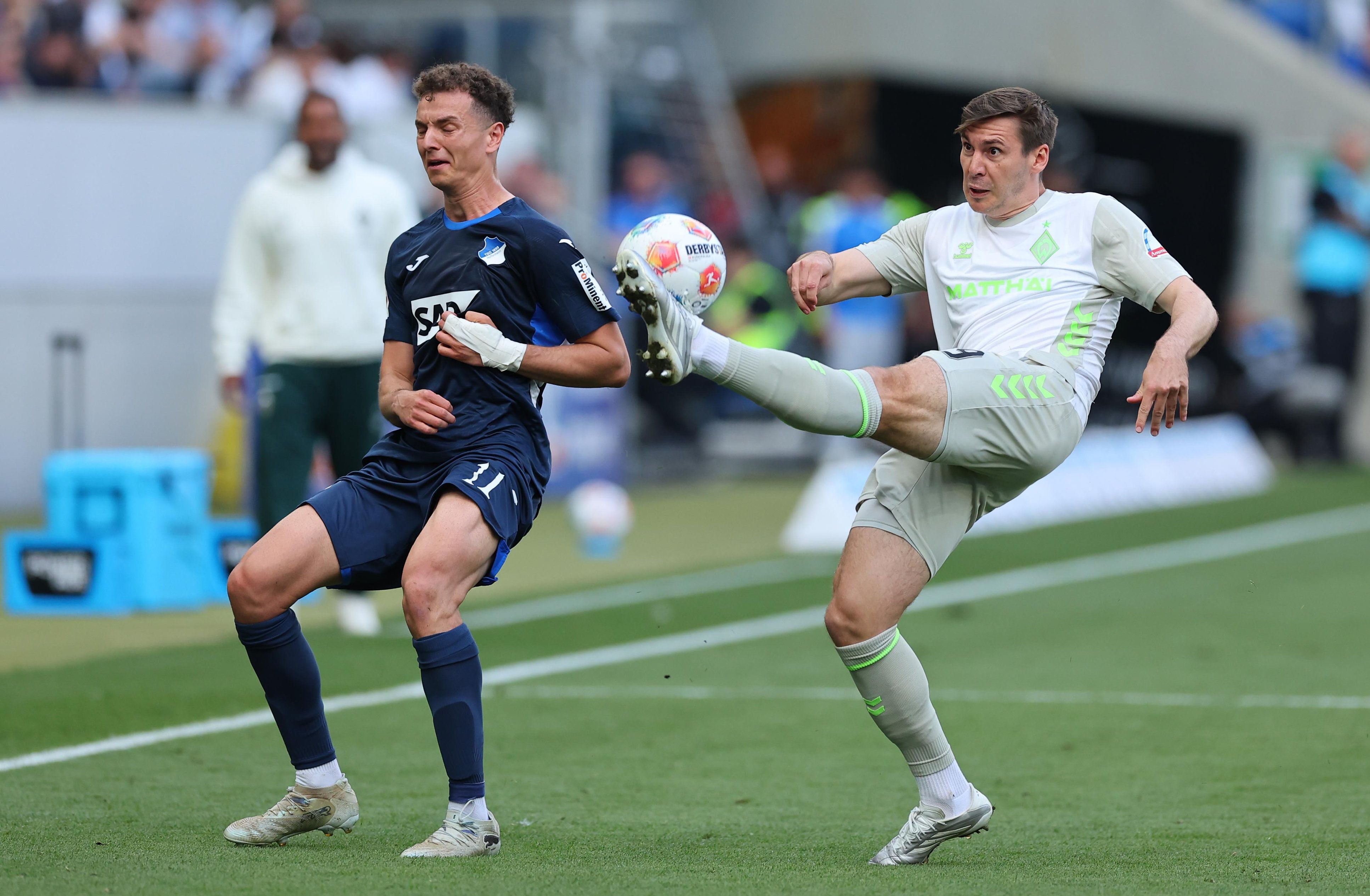 SINSHEIM,GERMANY,09.MAY.26 - SOCCER - 1. DFL, 1. Deutsche Bundesliga, TSG 1899 Hoffenheim vs Werder Bremen. Image shows Fisnik Asllani (Hoffenheim) and Maximilian Woeber (Bremen). Photo: GEPA pictures/ Witters/ Joerg Halisch - ATTENTION - COPYRIGHT FOR AUSTRIAN CLIENTS ONLY - DFL regulations prohibit any use of photographs as image sequences and/or quasi-video
