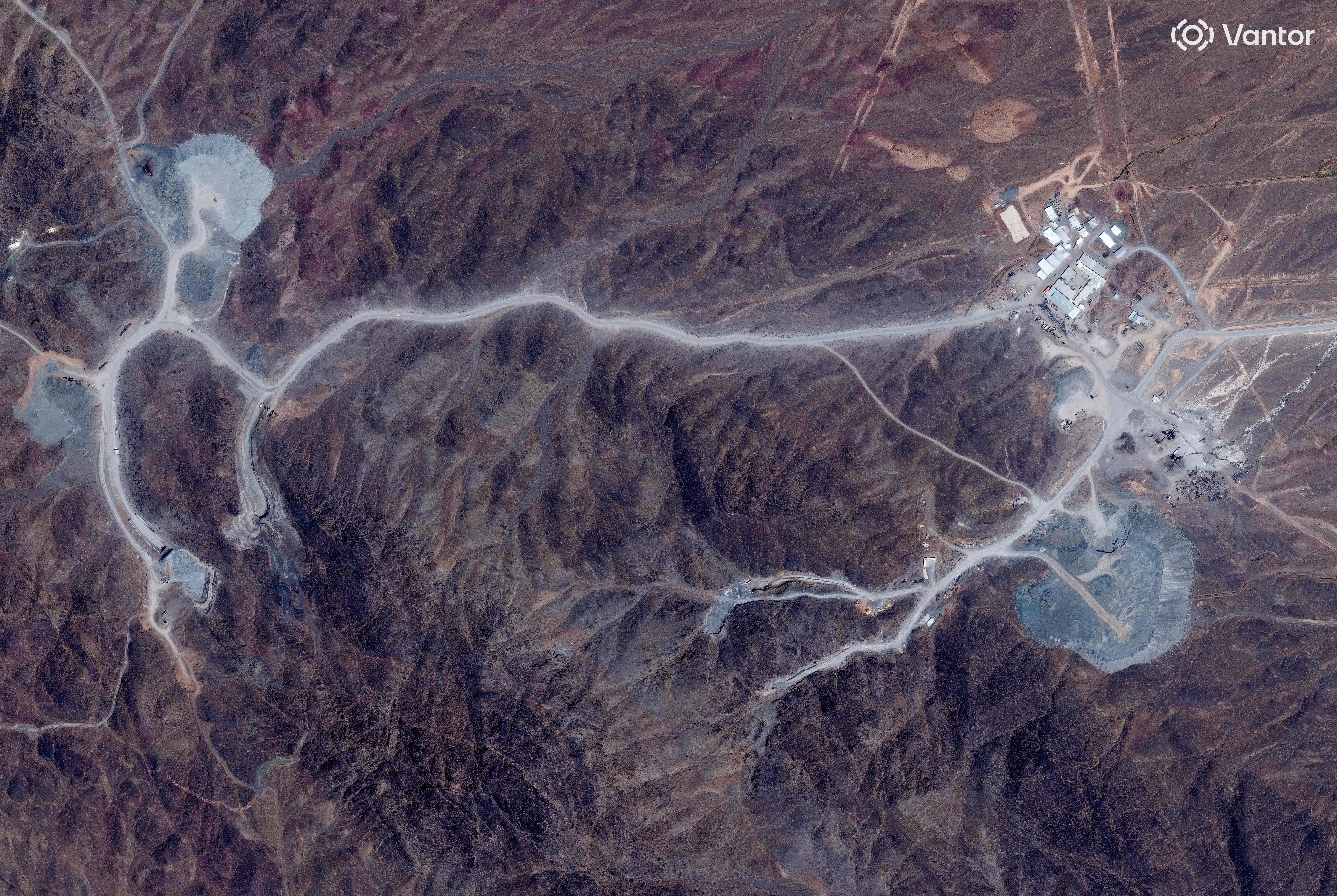 Satellitenbild zeigt das Pickaxe Mountain Tunnelsystem nahe der Atomanlage Natanz im Iran.