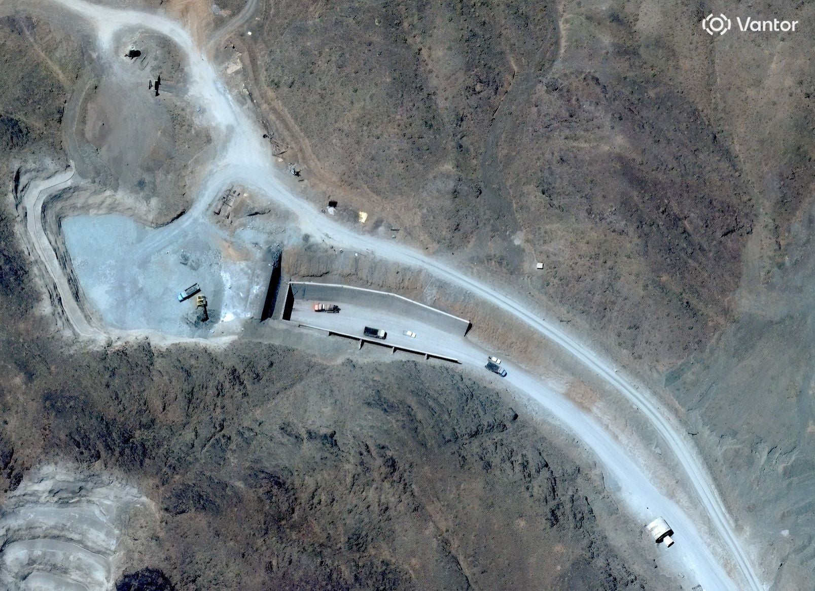 Satellitenbild zeigt Fahrzeuge am Westeingang des Pickaxe Mountain Tunnels nahe Natanz, Iran.