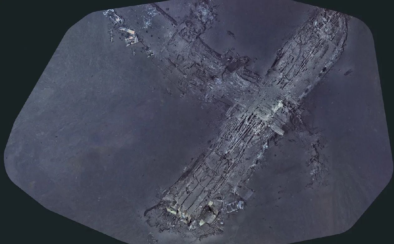 Wrack eines großen Flugzeugs auf dem Meeresboden, sichtbar von oben unter Wasser.