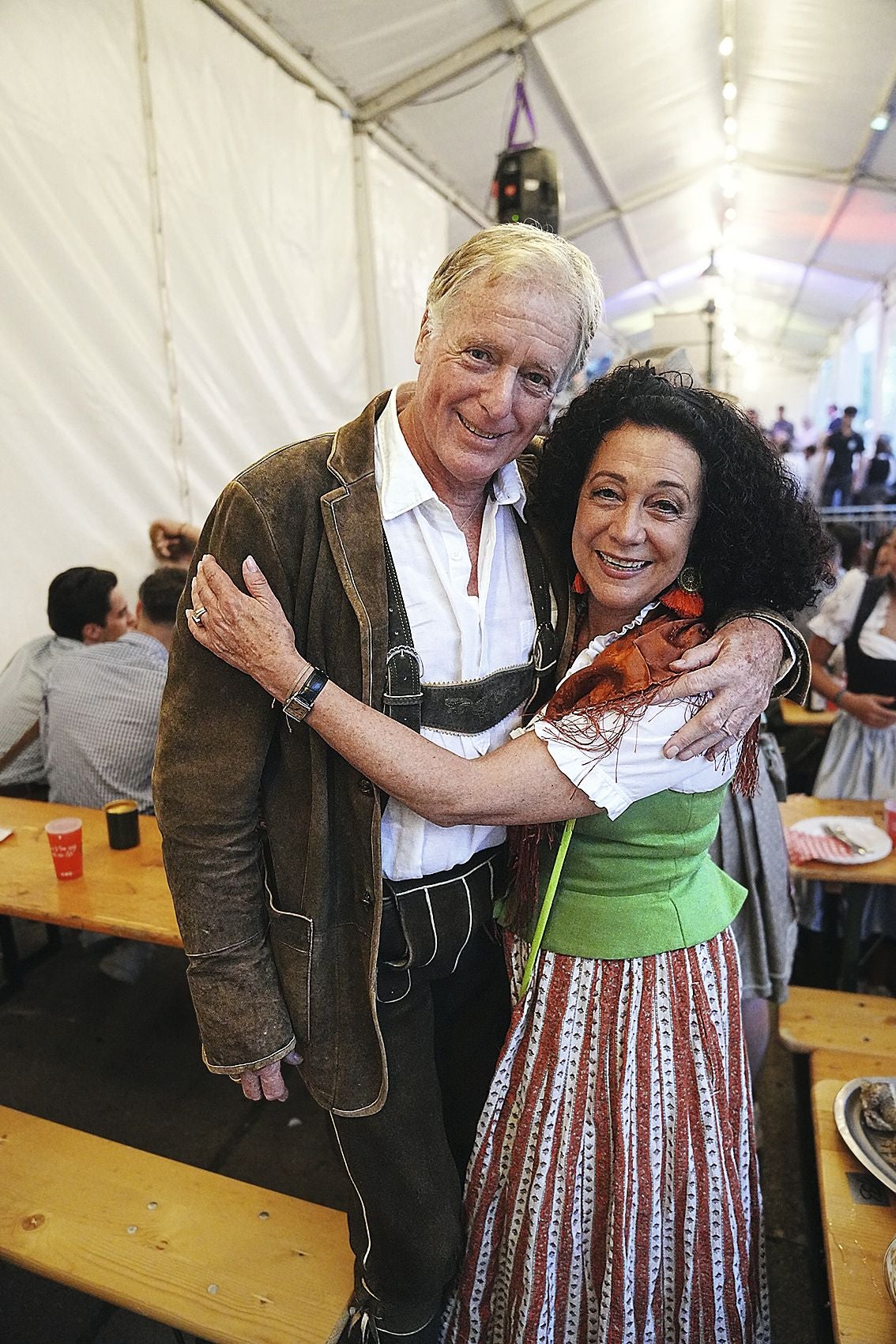 Unter die Gäste des Neustifter Kirtags mischen sich Promis wie Barbara Wussow und Albert Fortell.