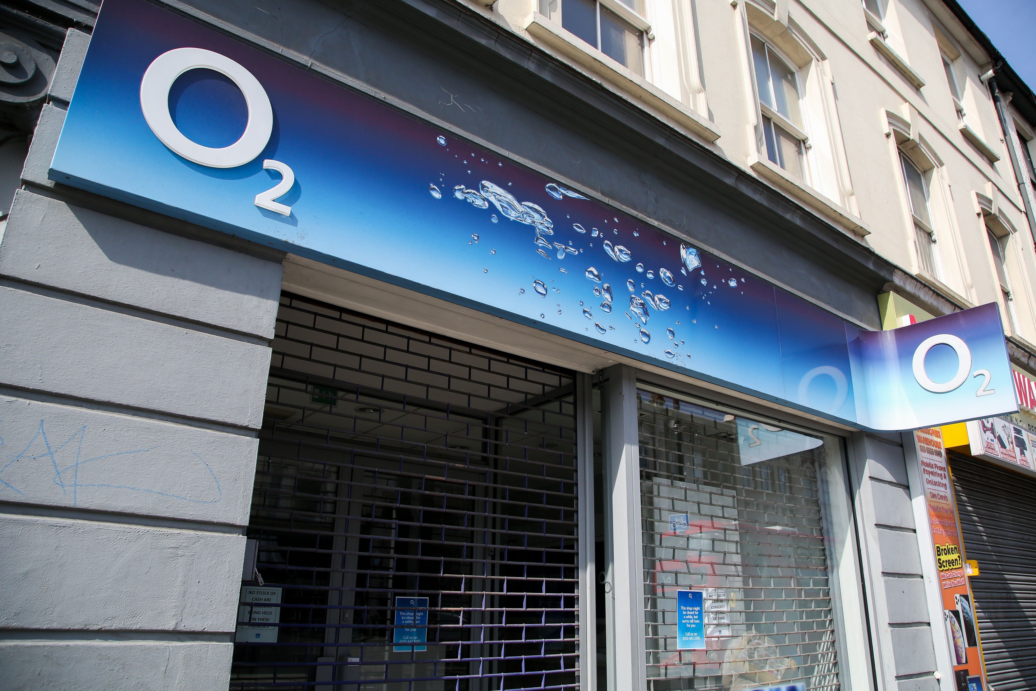 O2-Shop mit geschlossenem Rolltor.