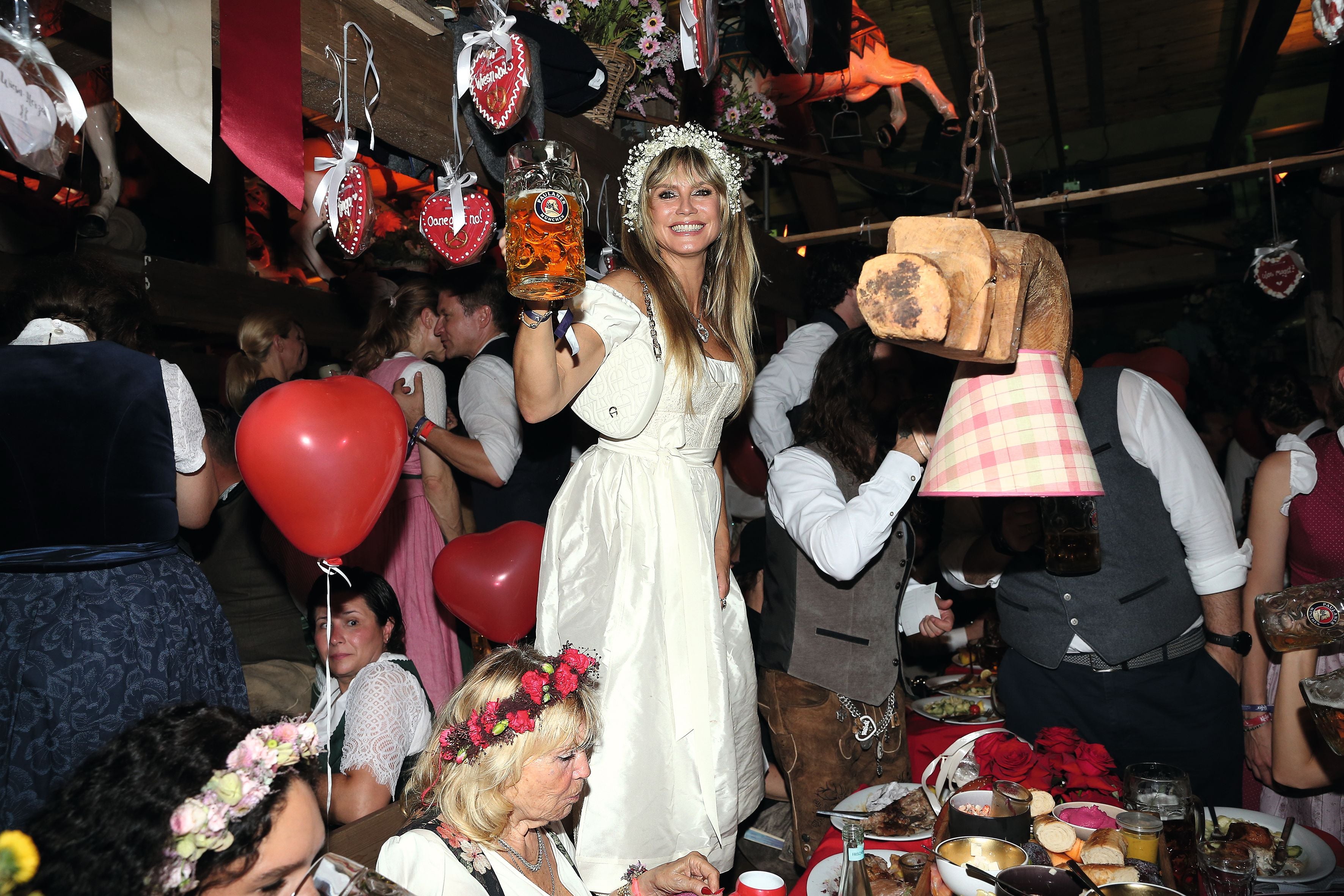 Model Heidi Klum erfreut sich am kalten Bier und der guten Stimmung.