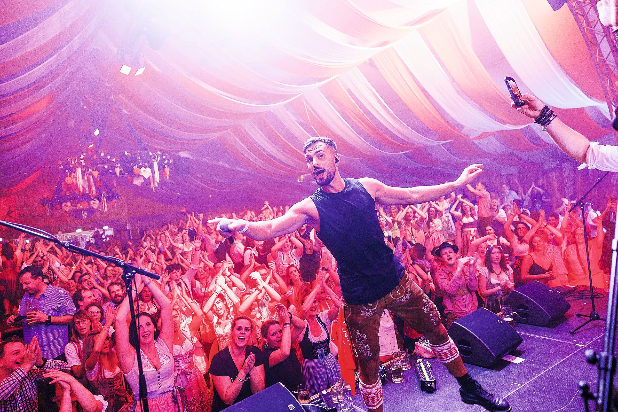 Nicht nur München feiert das Oktoberfest, auch in Wien warten Gaudi und gelebtes Brauchtum. Ex-Mister-Austria Philipp Rafetseder darf da nicht fehlen. Er heizt den Besucher:innen am 25. September mit seiner Mountain Crew und vielen Hits zum Mitsingen und Tanzen ein.