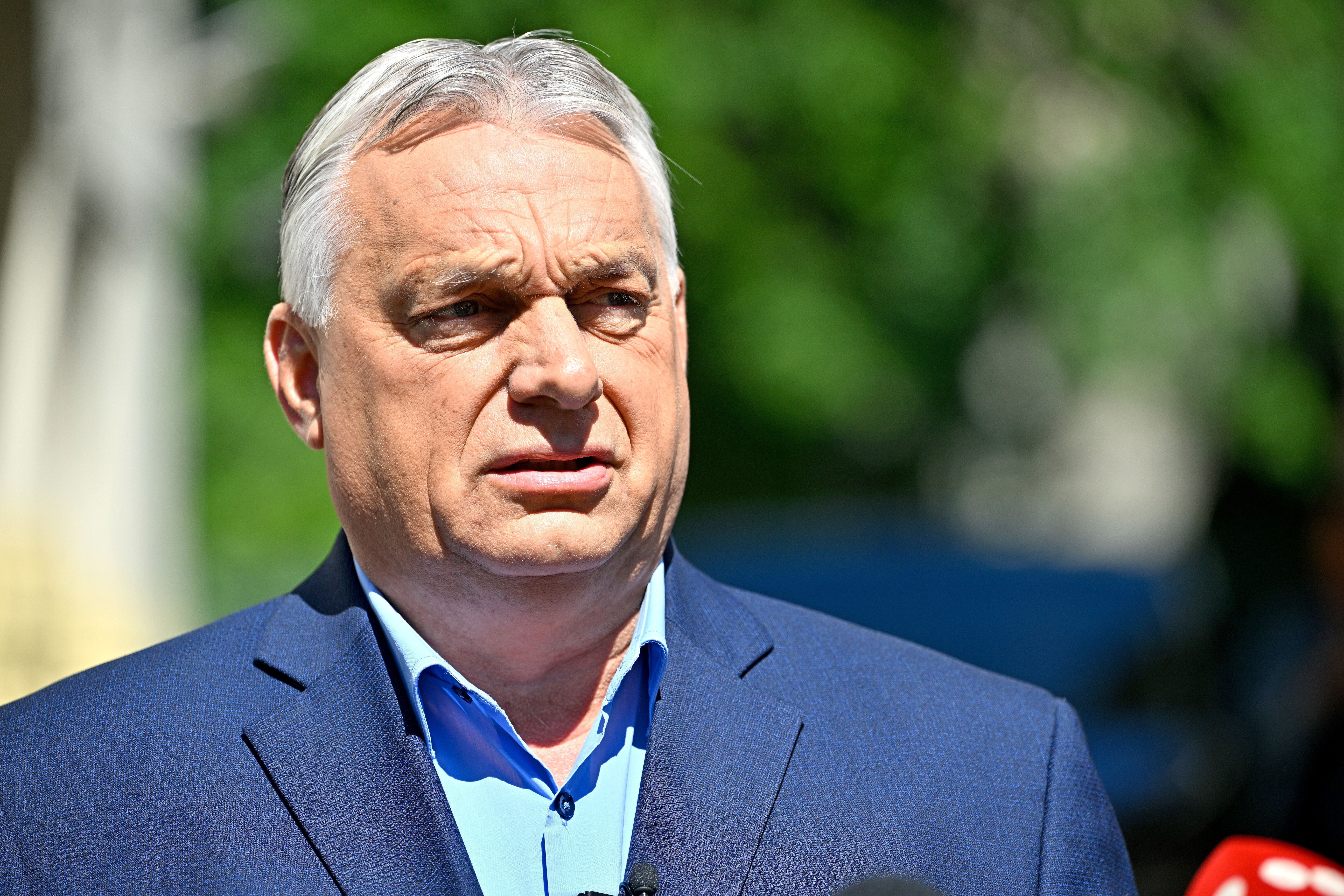 Ein Mann im blauen Anzug hält eine Pressekonferenz im Freien in Budapest.